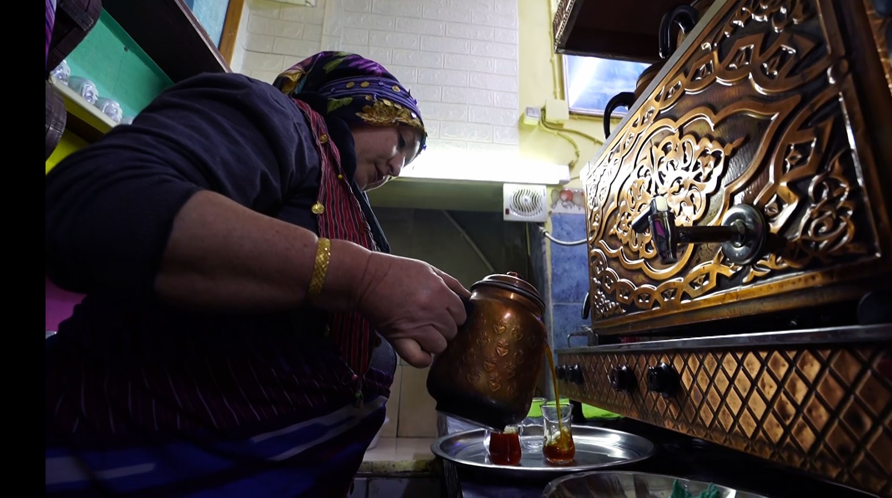 Memleketi Giresun'a Tatil Için Gelen Ve Turizm Cenneti Kulakkaya Yaylası Yolu Üzerinde Çay Ocağı Açan Naciye Ateş, Çay Ocağında Yöresel Kıyafetleri Ve Iş Yerinin Dekoruyla Dikkat Çekiyor (1)-1