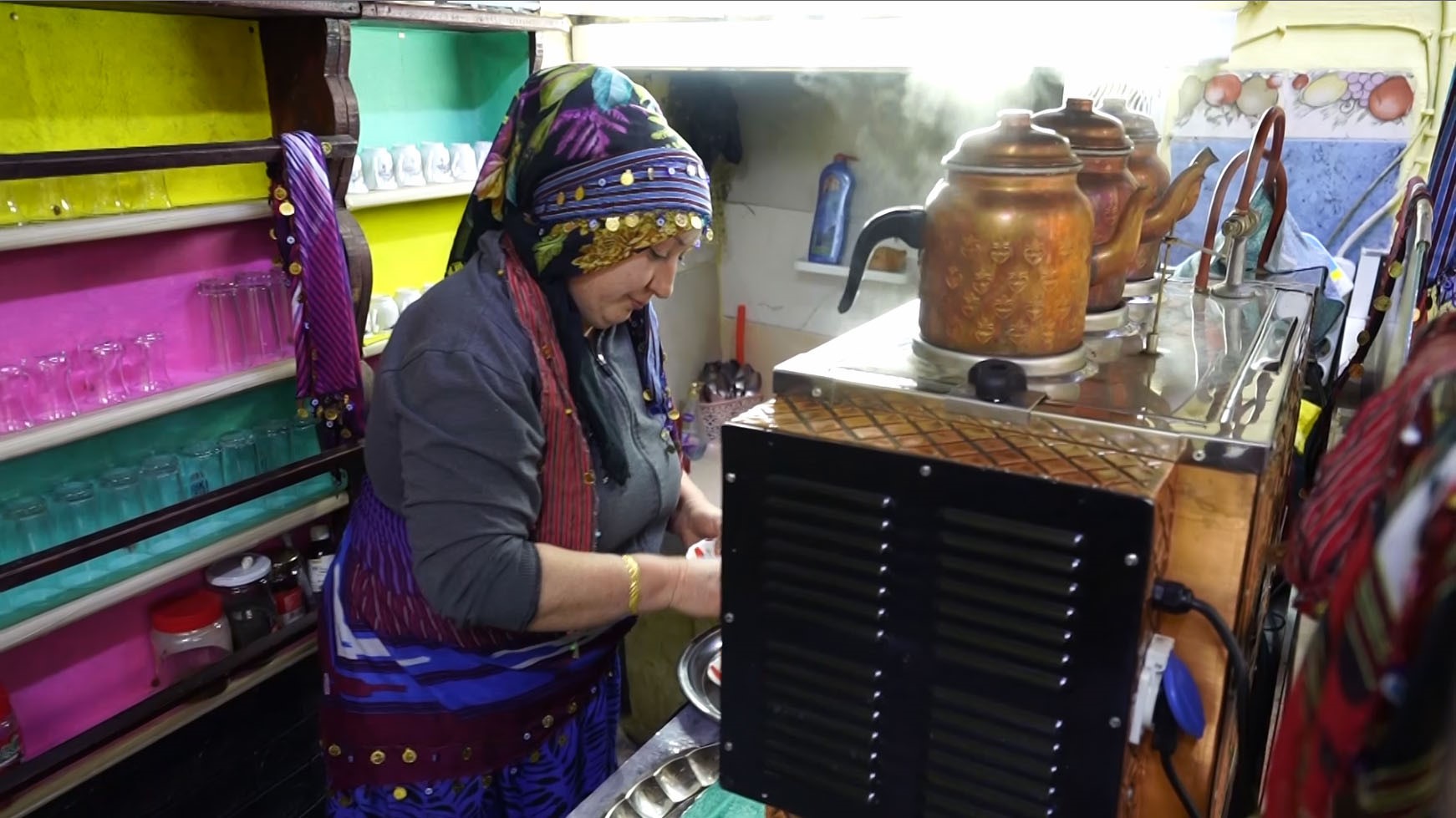 Memleketi Giresun'a Tatil Için Gelen Ve Turizm Cenneti Kulakkaya Yaylası Yolu Üzerinde Çay Ocağı Açan Naciye Ateş, Çay Ocağında Yöresel Kıyafetleri Ve Iş Yerinin Dekoruyla Dikkat Çekiyor (2)