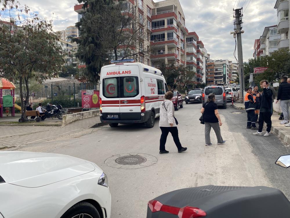 Mucize Kurtulus Yolda Dengesini Kaybeden Adama Cop Kamyonu Carpti-1