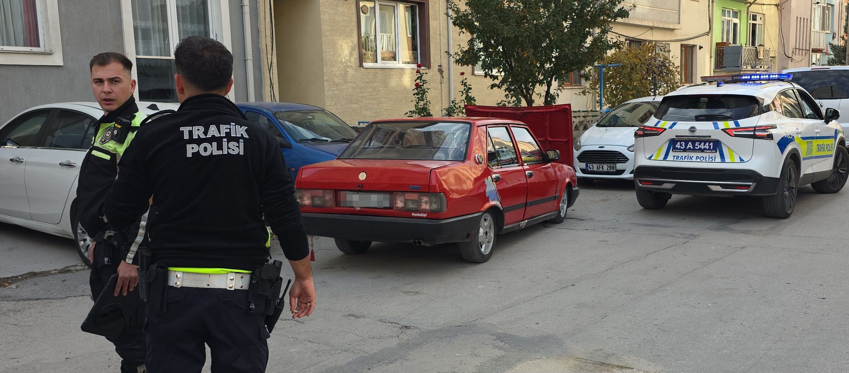 Nefes Kesen Kovalamaca Polisten Kacti Aracini Birakip Yaya Olarak Izini Kaybettirmeye (2)