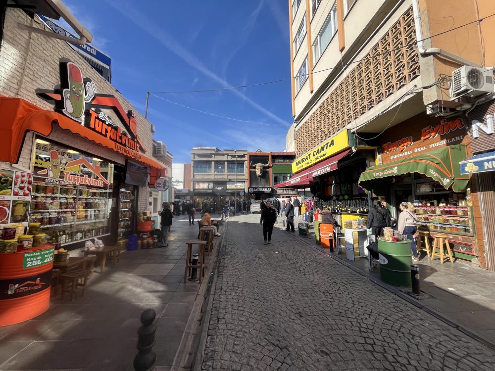 Neseli Gunler Gercege Dondu Bosanan Cift Karsilikli Tursucu Acti Sokak Ikiye Bolundu (1)-1