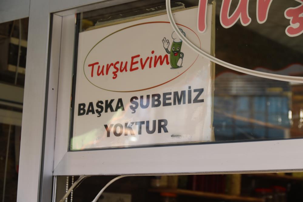 Neseli Gunler Gercege Dondu Bosanan Cift Karsilikli Tursucu Acti Sokak Ikiye Bolundu (2)