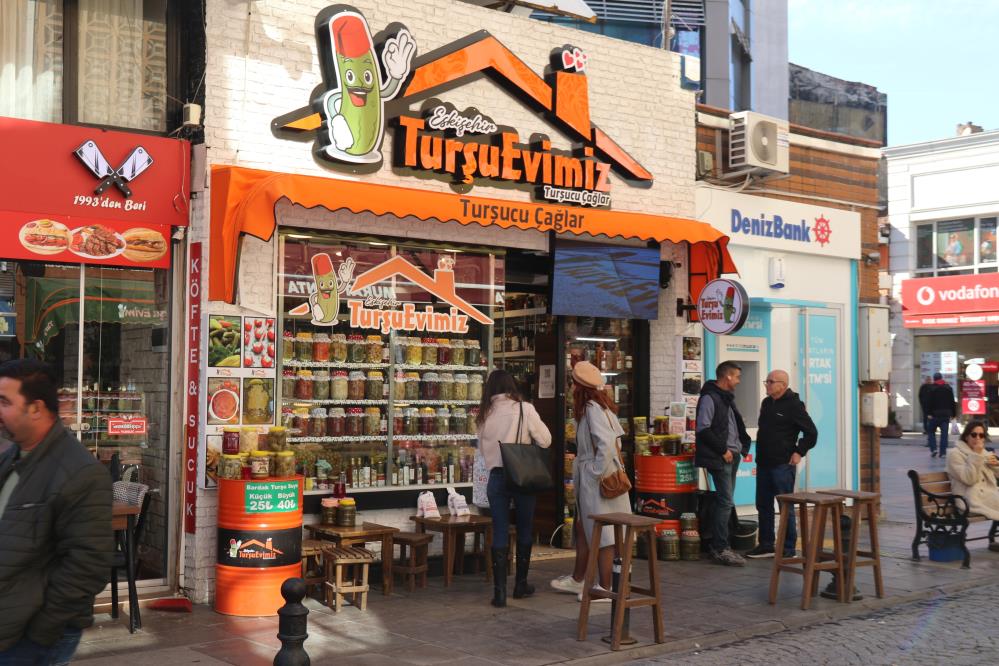 Neseli Gunler Gercege Dondu Bosanan Cift Karsilikli Tursucu Acti Sokak Ikiye Bolundu (3)