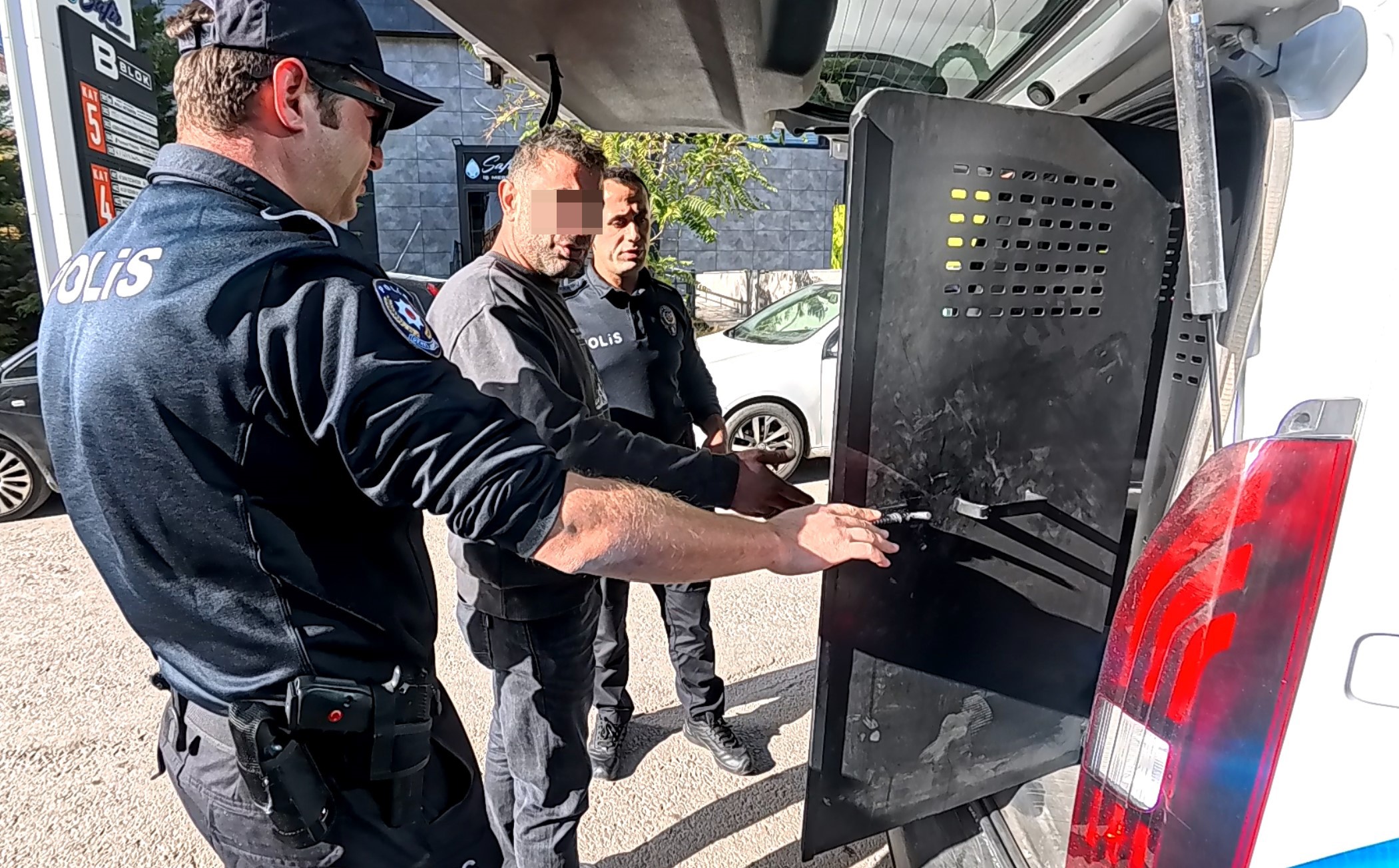 Ofkeli Koca Dehset Sacti Cami Kirdi Polis Kades Ihbariyla Yakaladi (2)