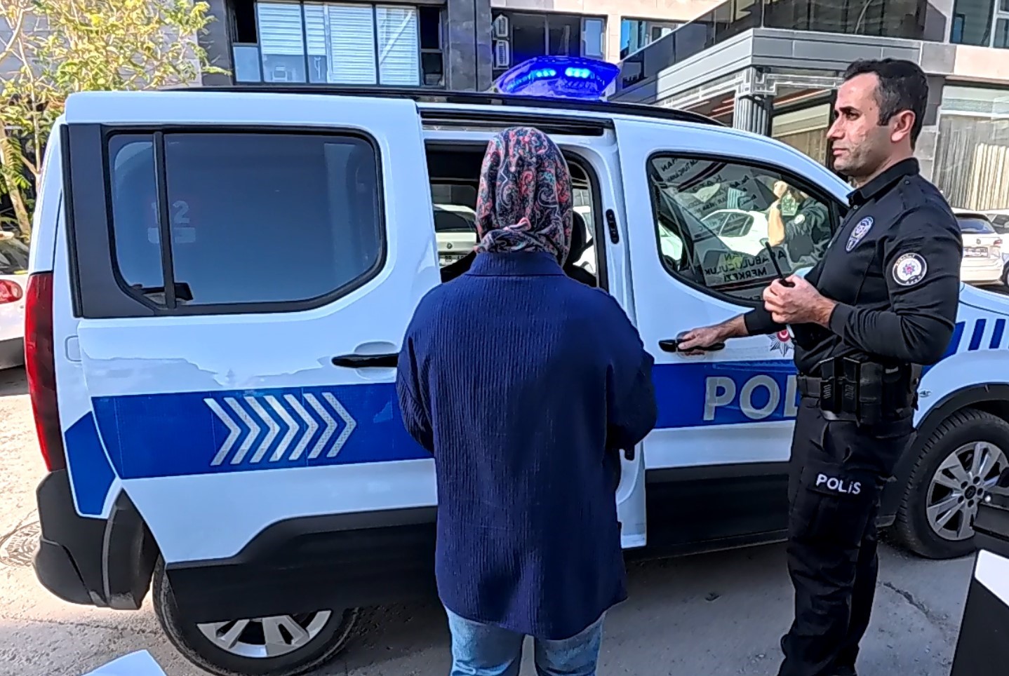 Ofkeli Koca Dehset Sacti Cami Kirdi Polis Kades Ihbariyla Yakaladi