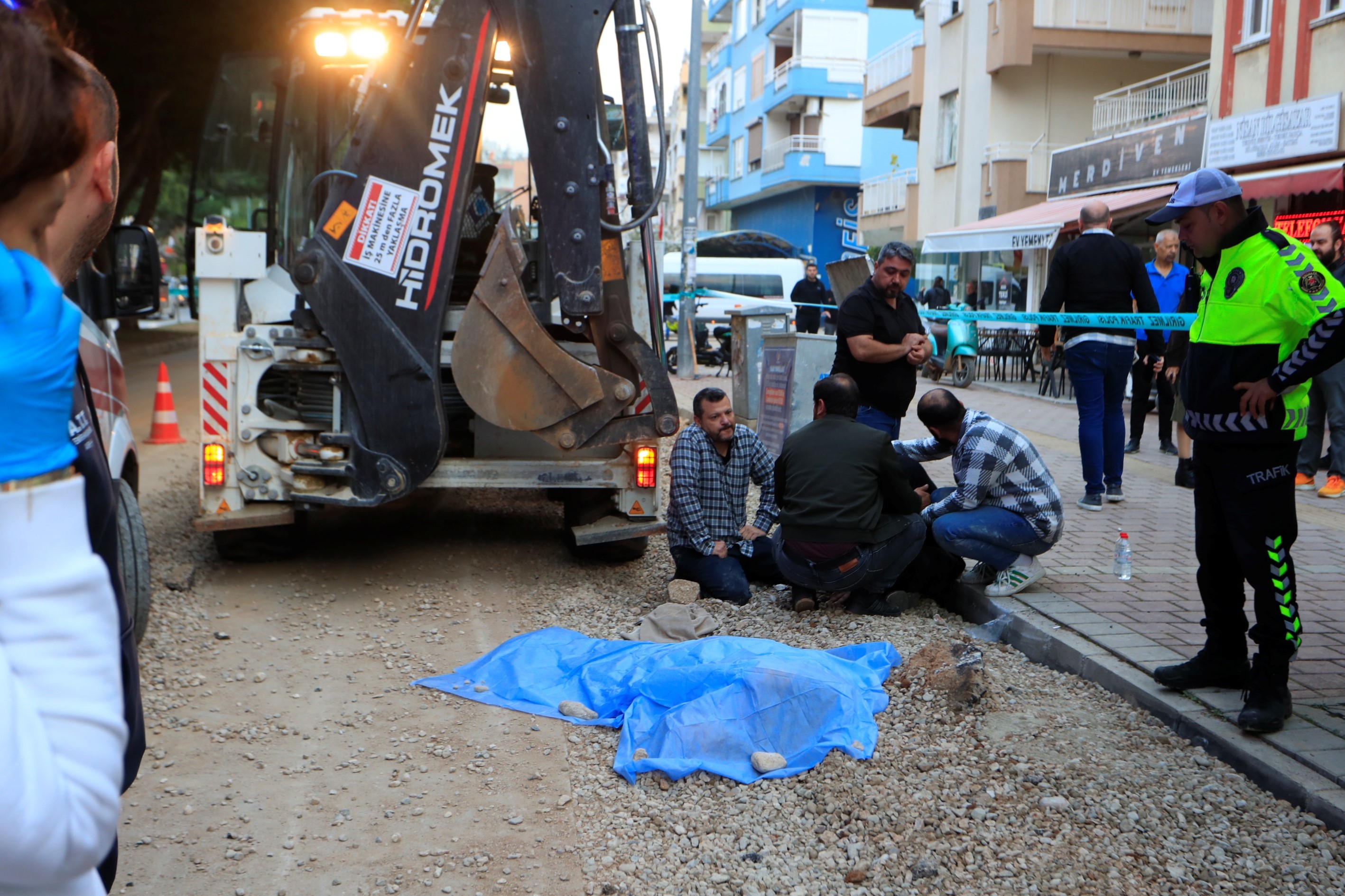 Oğlunun Gözleri Önünde Feci Son Ekmek Almaya Çıktı, Kepçenin Çarpmasıyla Can Verdi (10)
