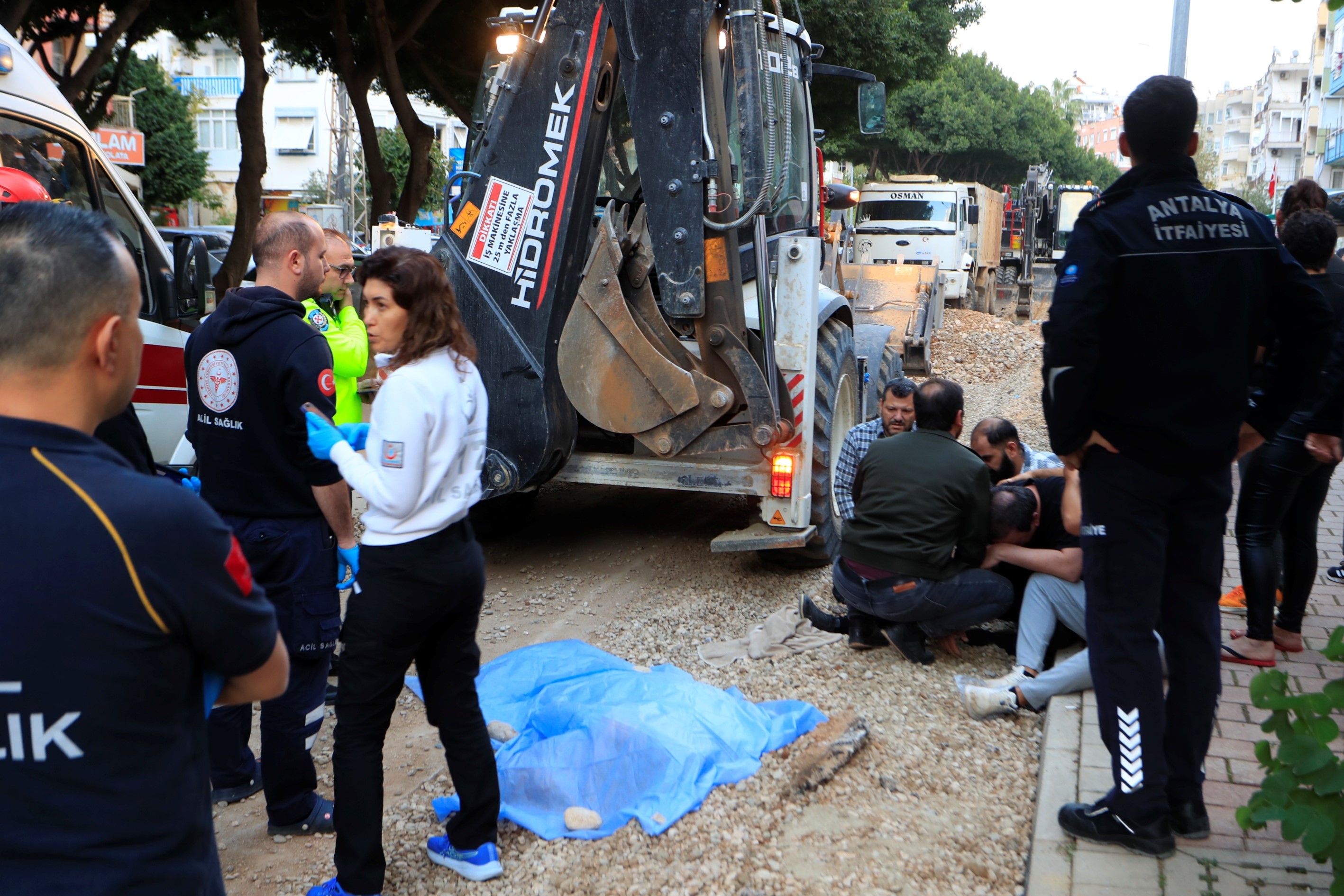 Oğlunun Gözleri Önünde Feci Son Ekmek Almaya Çıktı, Kepçenin Çarpmasıyla Can Verdi (11)