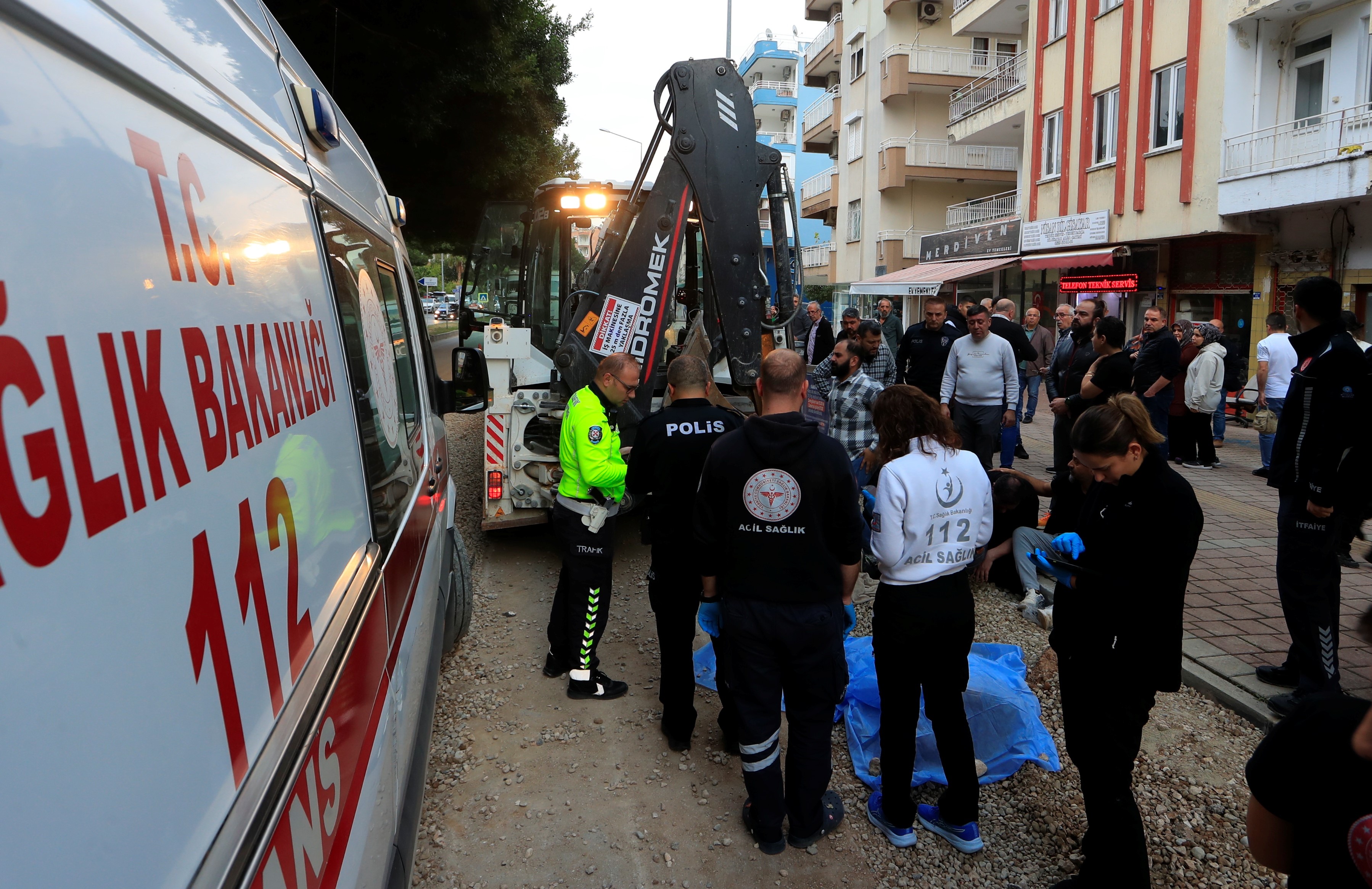 Oğlunun Gözleri Önünde Feci Son Ekmek Almaya Çıktı, Kepçenin Çarpmasıyla Can Verdi (12)