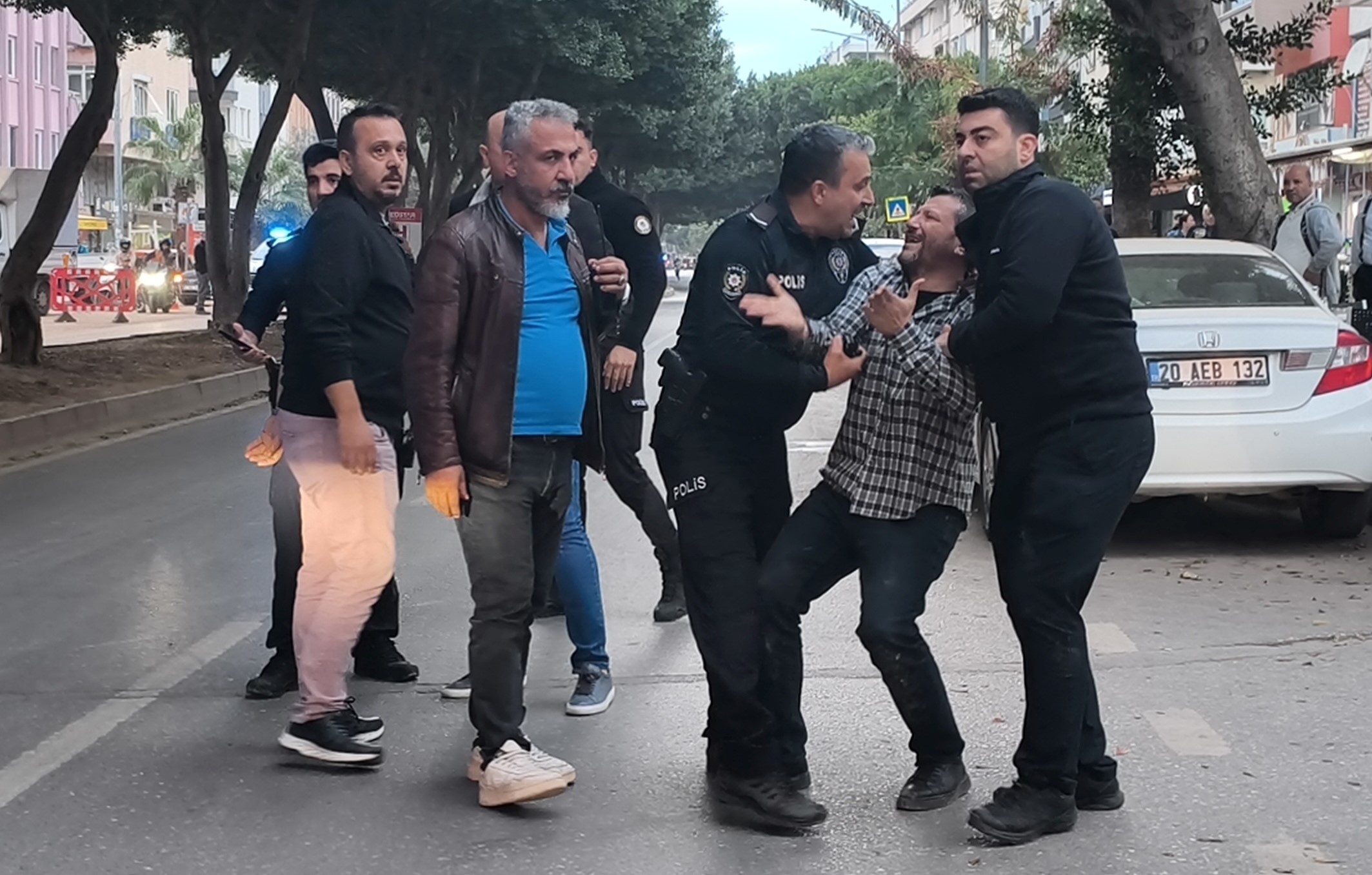 Oğlunun Gözleri Önünde Feci Son Ekmek Almaya Çıktı, Kepçenin Çarpmasıyla Can Verdi (13)