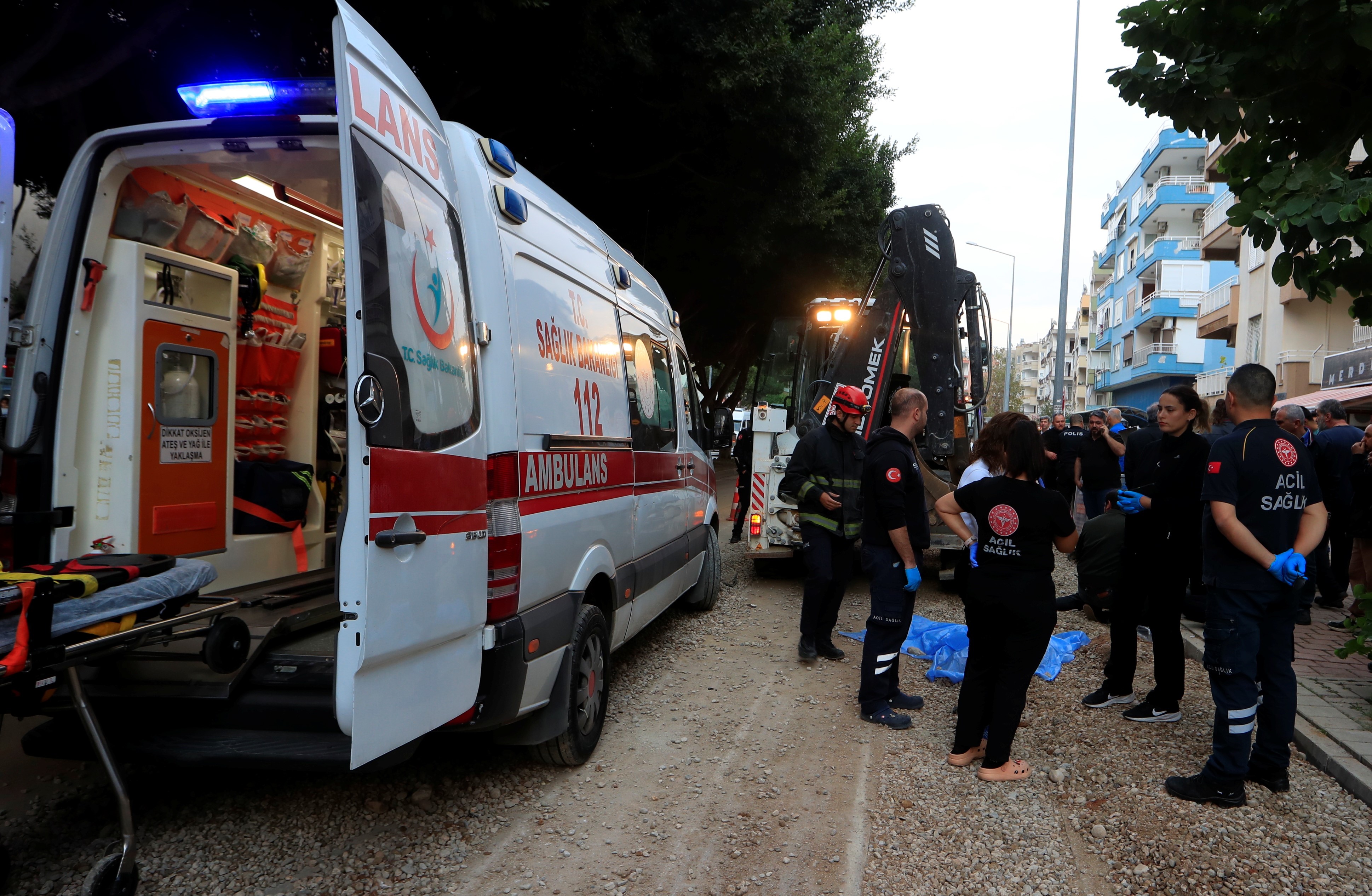Oğlunun Gözleri Önünde Feci Son Ekmek Almaya Çıktı, Kepçenin Çarpmasıyla Can Verdi (14)