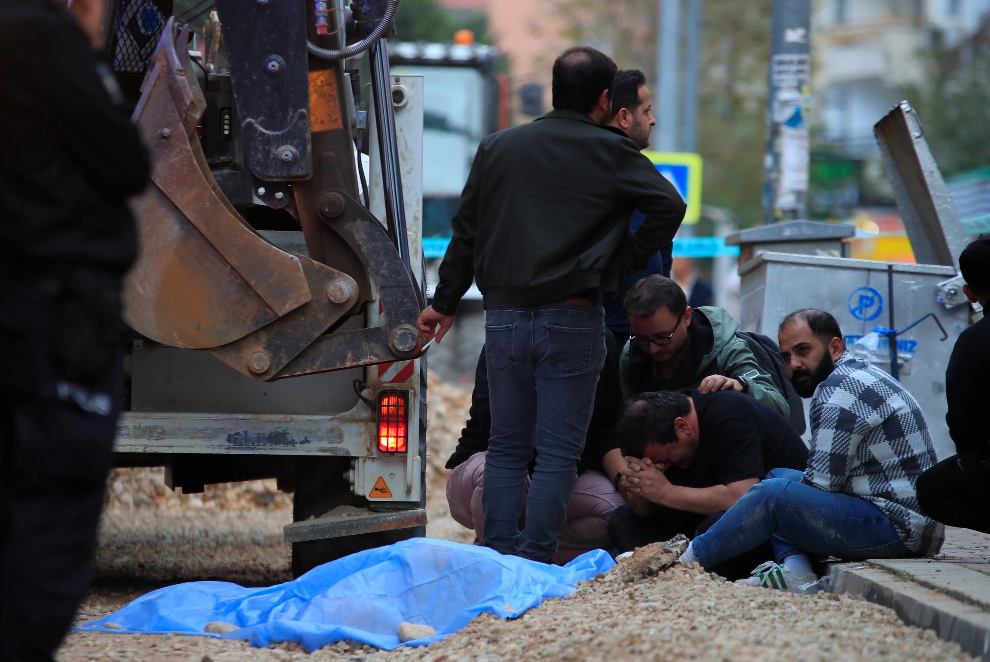 Oğlunun Gözleri Önünde Feci Son Ekmek Almaya Çıktı, Kepçenin Çarpmasıyla Can Verdi (15)
