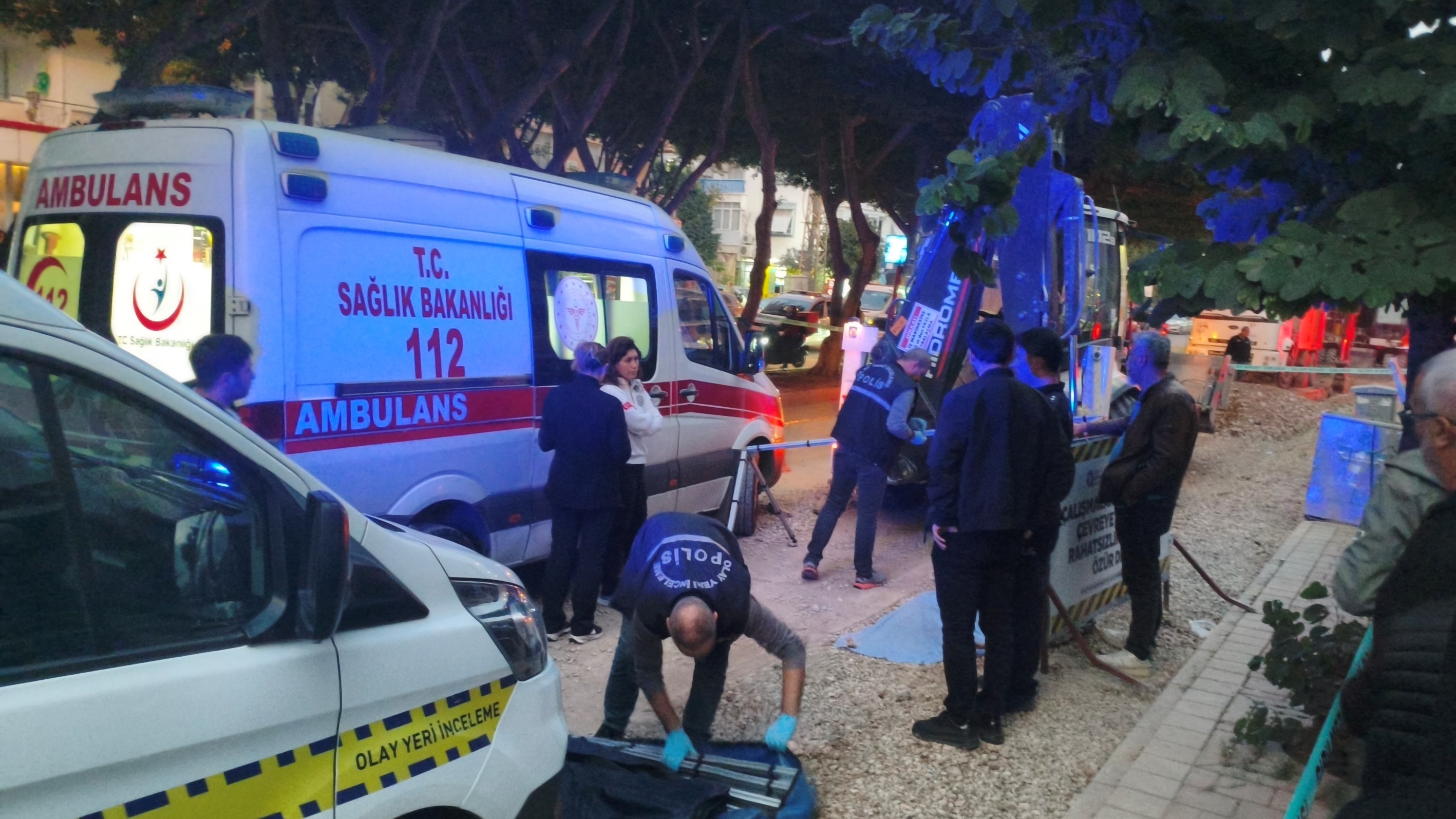 Oğlunun Gözleri Önünde Feci Son Ekmek Almaya Çıktı, Kepçenin Çarpmasıyla Can Verdi (2)