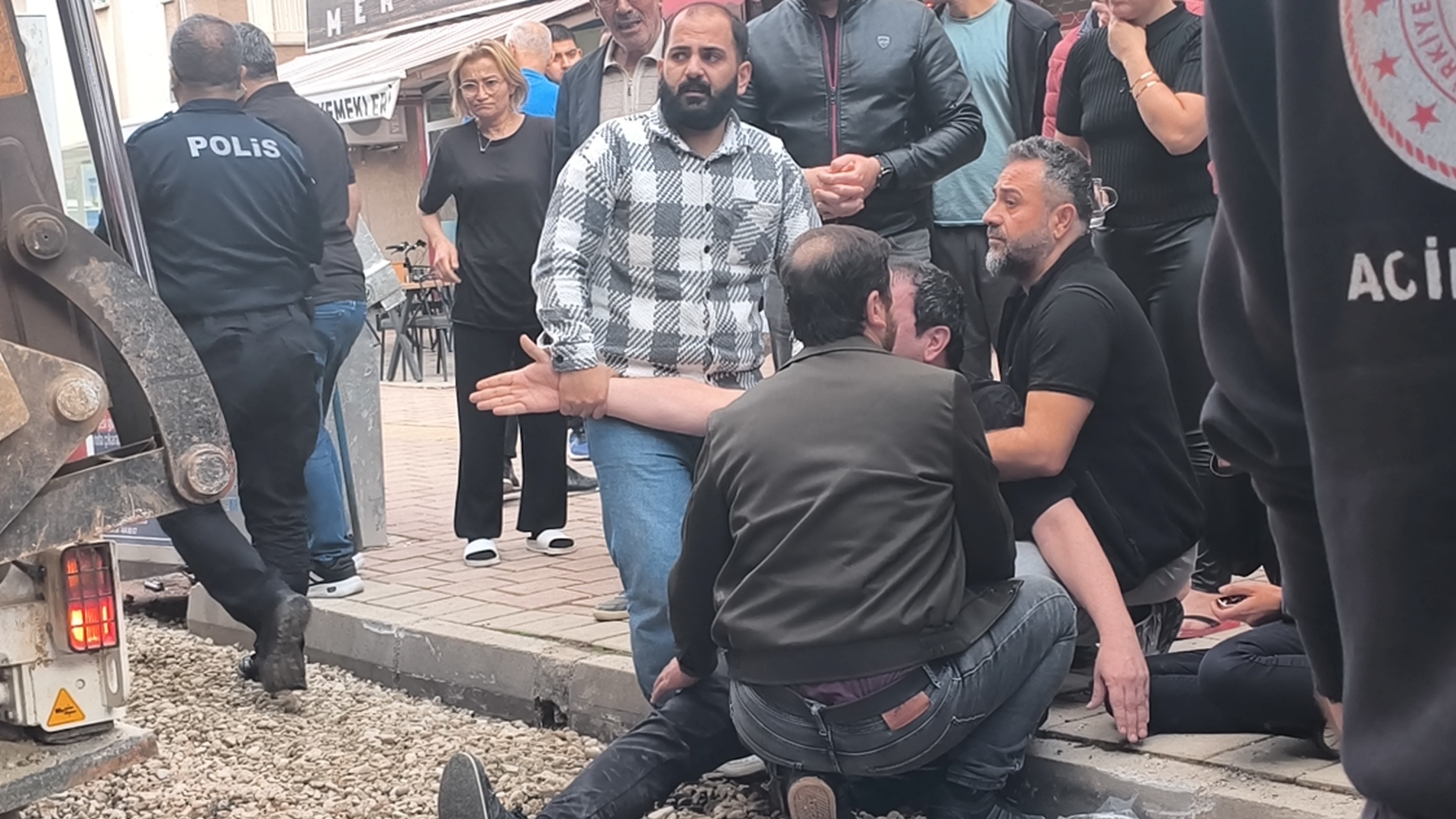 Oğlunun Gözleri Önünde Feci Son Ekmek Almaya Çıktı, Kepçenin Çarpmasıyla Can Verdi (3)