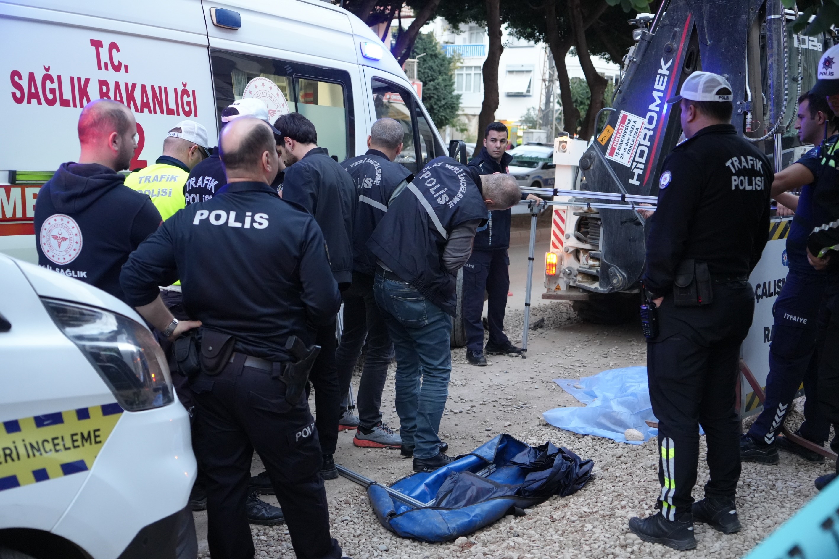 Oğlunun Gözleri Önünde Feci Son Ekmek Almaya Çıktı, Kepçenin Çarpmasıyla Can Verdi (6)