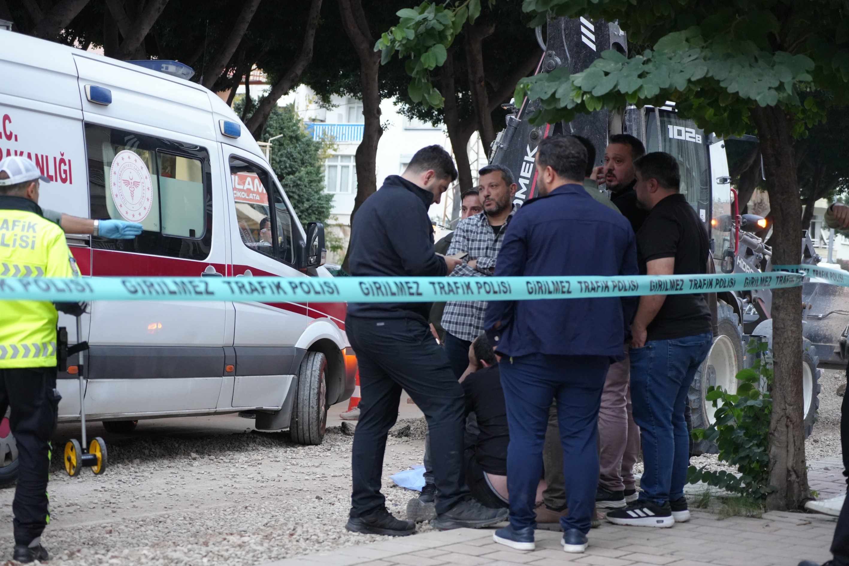 Oğlunun Gözleri Önünde Feci Son Ekmek Almaya Çıktı, Kepçenin Çarpmasıyla Can Verdi (7)