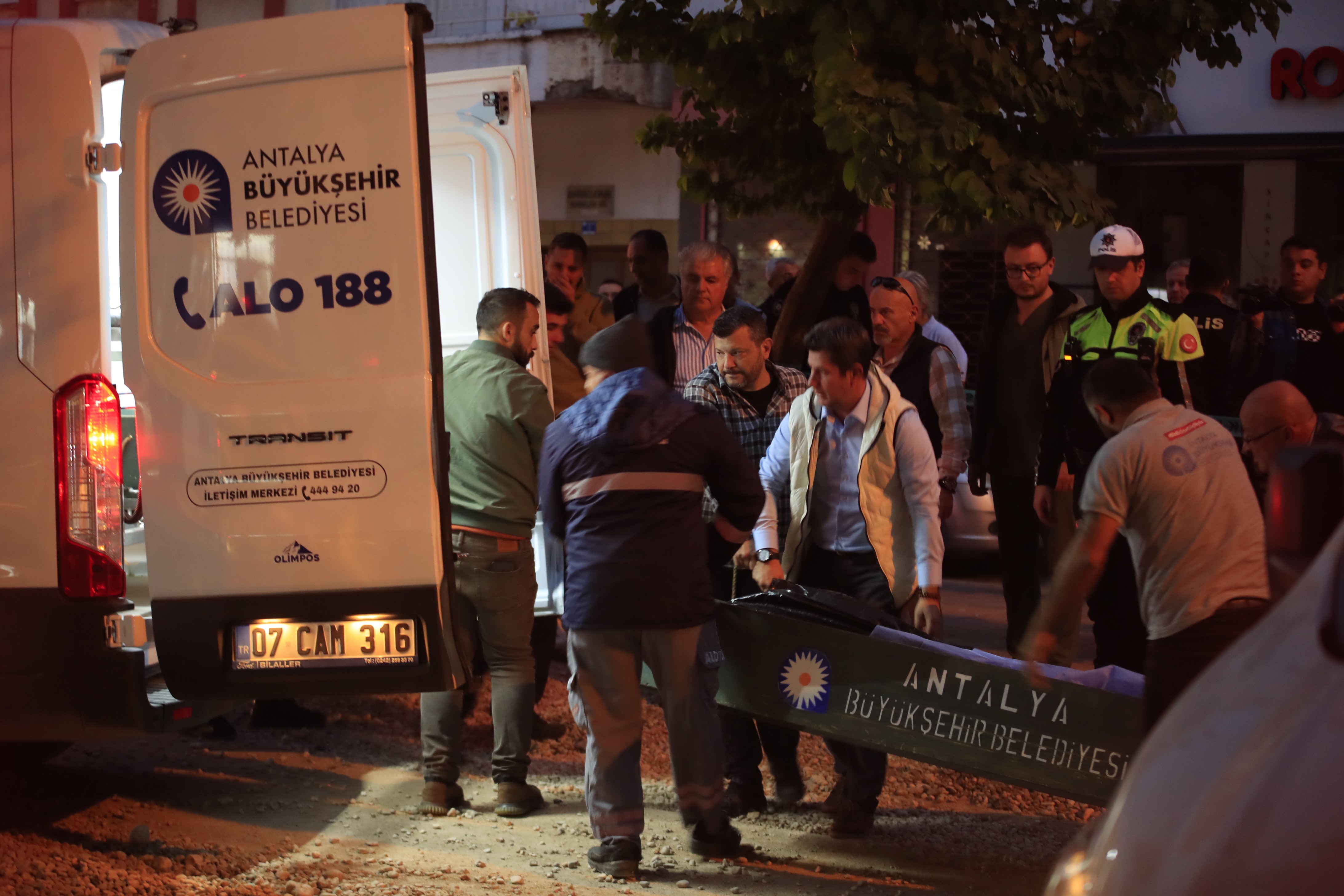 Oğlunun Gözleri Önünde Feci Son Ekmek Almaya Çıktı, Kepçenin Çarpmasıyla Can Verdi (8)