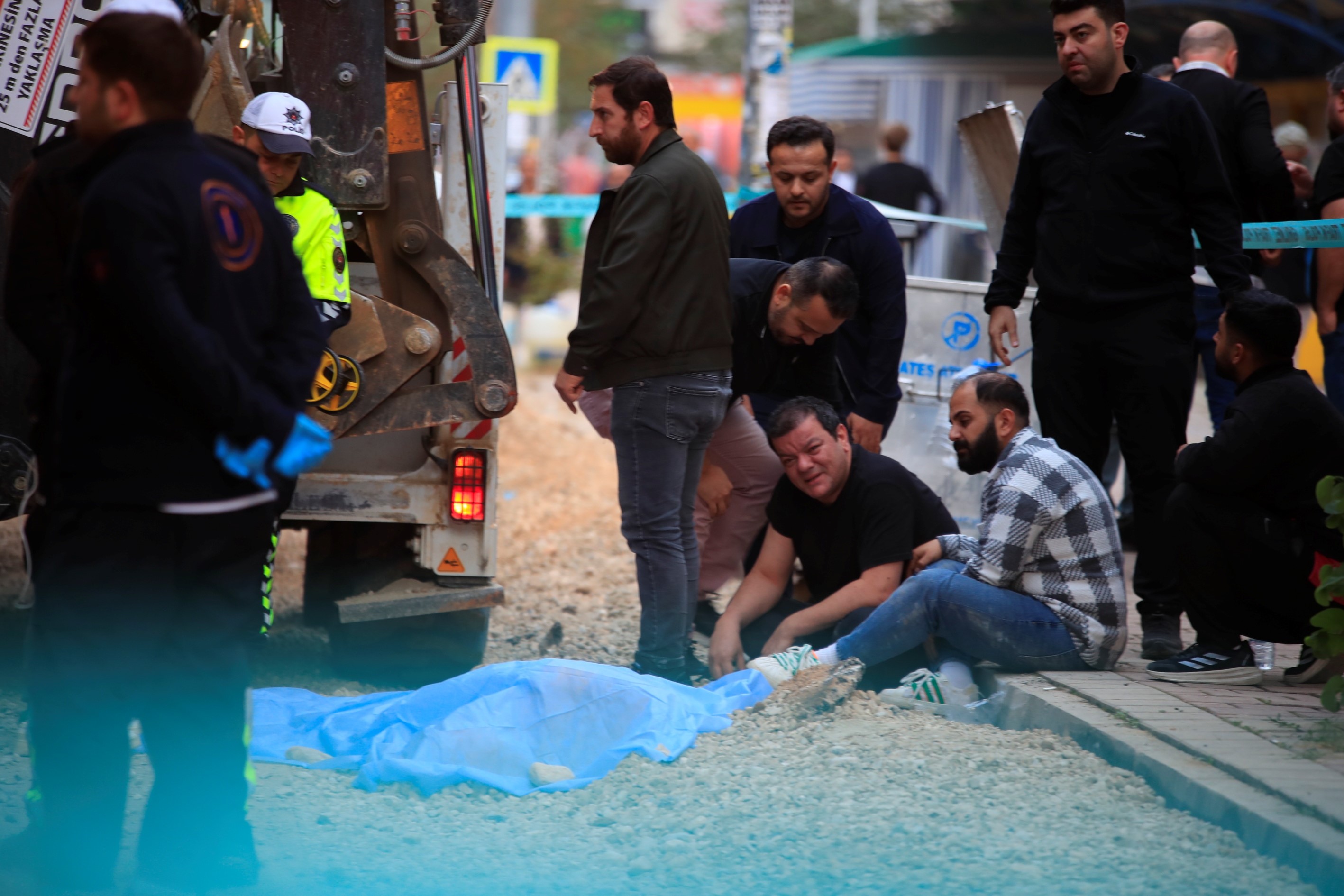 Oğlunun Gözleri Önünde Feci Son Ekmek Almaya Çıktı, Kepçenin Çarpmasıyla Can Verdi (9)