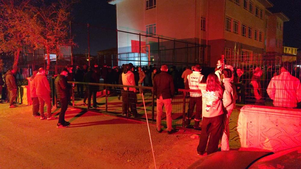 Okul Bahcesinde Yurek Burkan Olay Arkadaslariyla Otururken Aniden Yasamini Kaybetti (3)