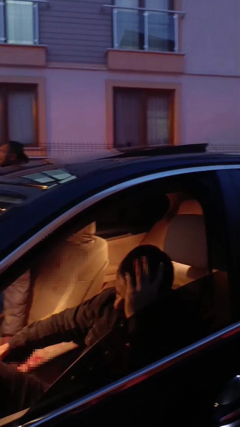 Önce Eski Eşini, Sonra Sevgilisi Sandığı Kişiyi Bıçakladı Bıçaklı Saldırgan Mahalleyi Böyle Tehdit Etti (2)