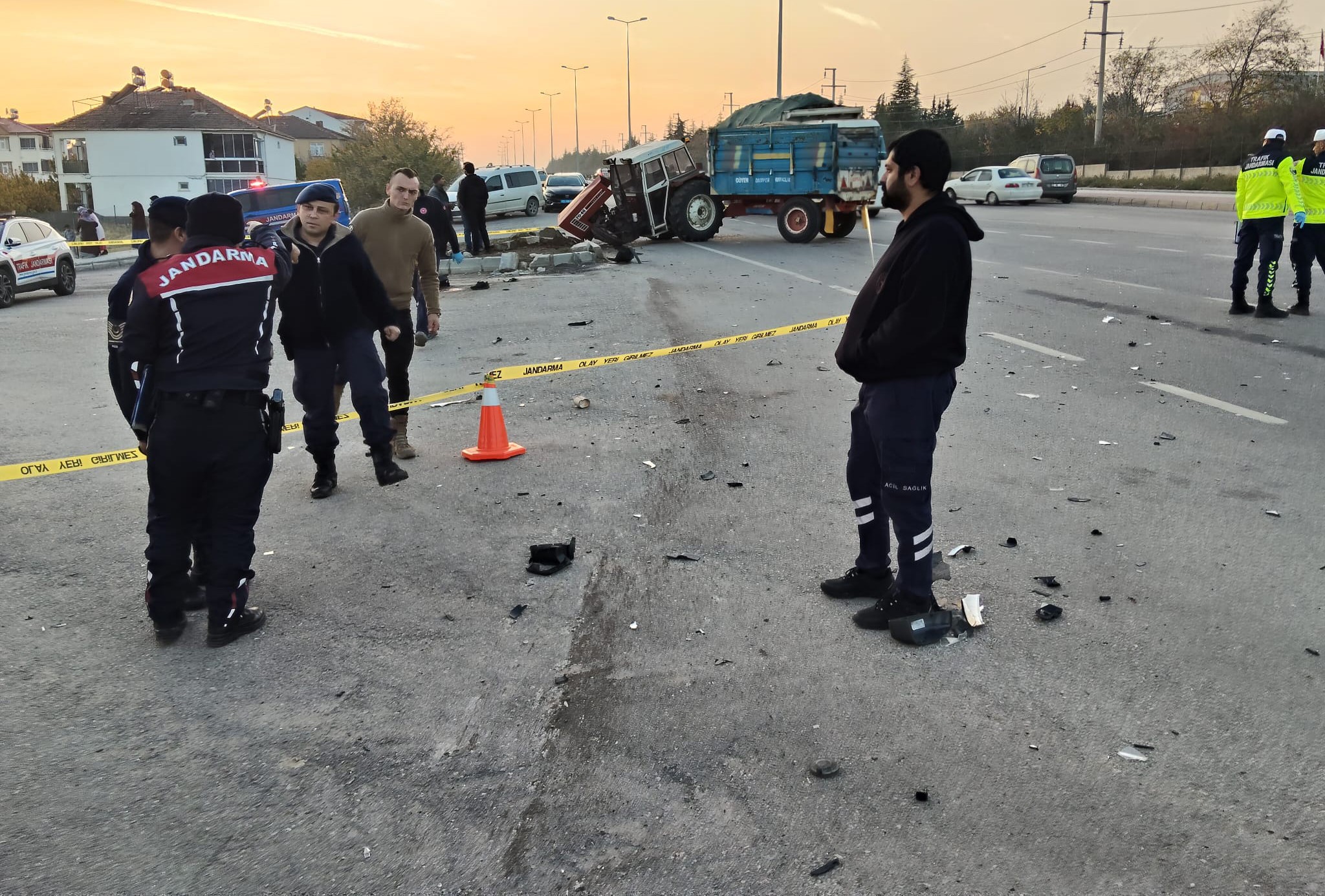 Osb Yolunda Can Pazarı Traktörle Çarpışan Otomobil Yayaya Çarptı, 1 Ölü (3)