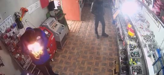 Oto Elektrik Dükkanında Korku Dolu Anlar Sprey Kutusu Alev Aldı (4)