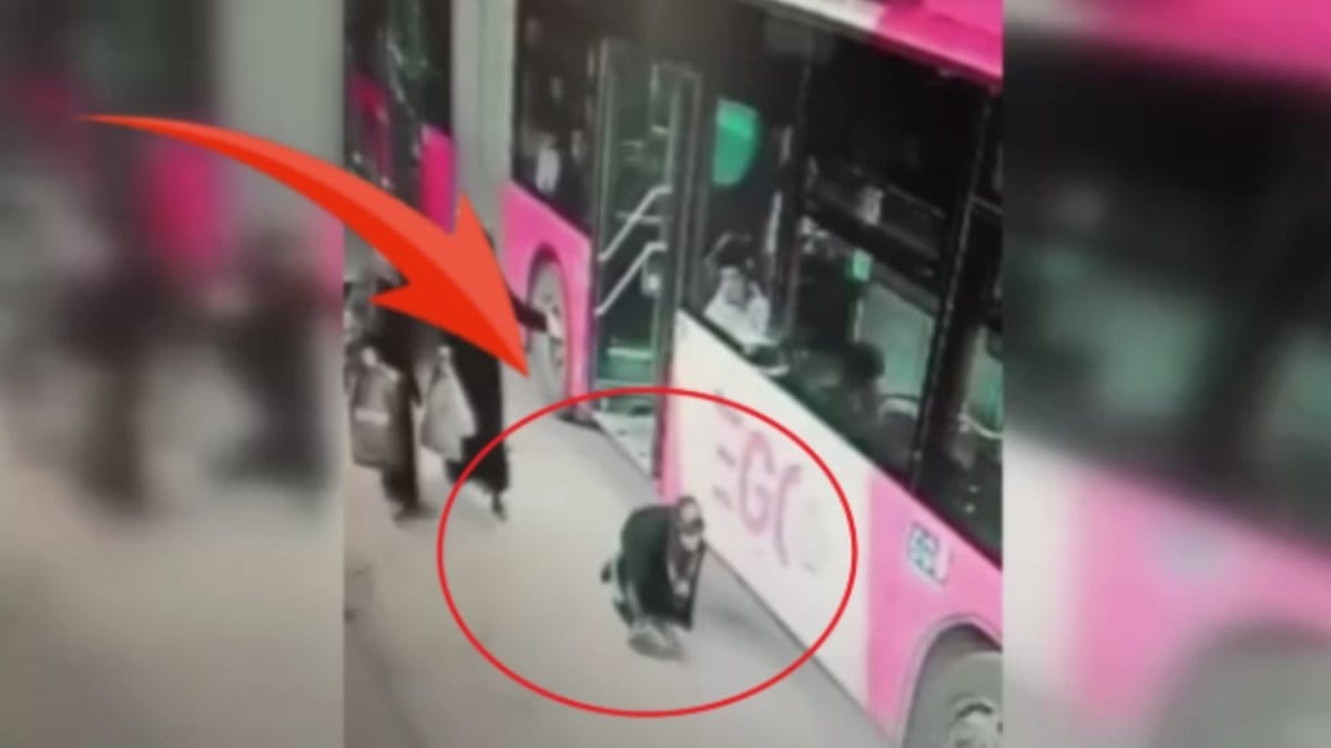 Otobus Soforunun Dikkatsizligi Kamerada Yolcu Dusme Tehlikesi Atlatti (2)