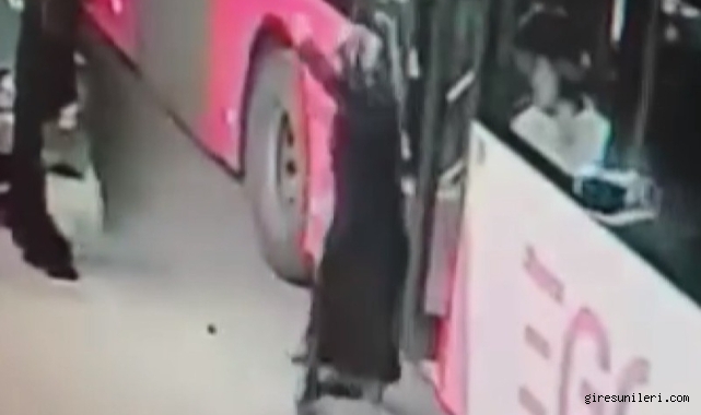 Otobus Soforunun Dikkatsizligi Kamerada Yolcu Dusme Tehlikesi Atlatti (3)