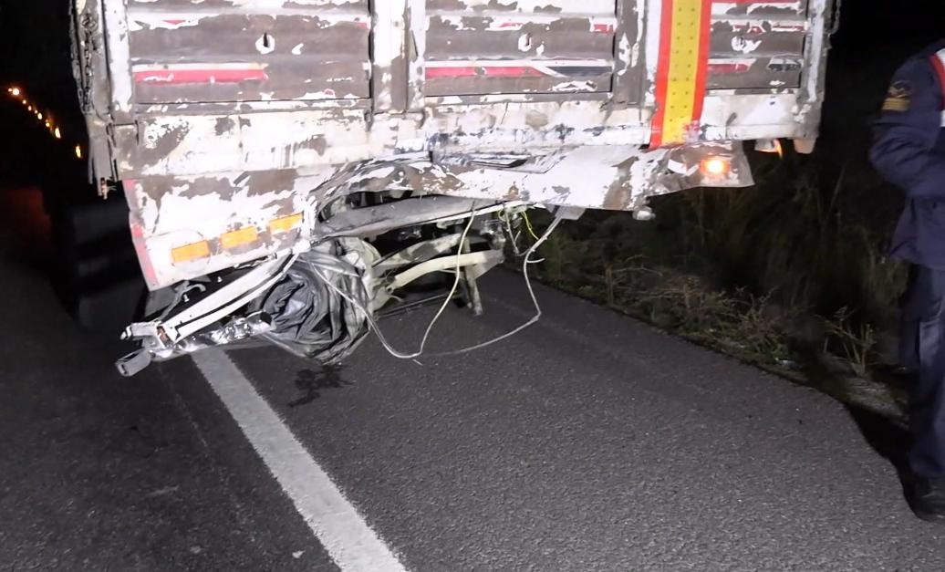 Otomobil Tıra Arkadan Çarptı Sürücü Olay Yerinde Hayatını Kaybetti (3)