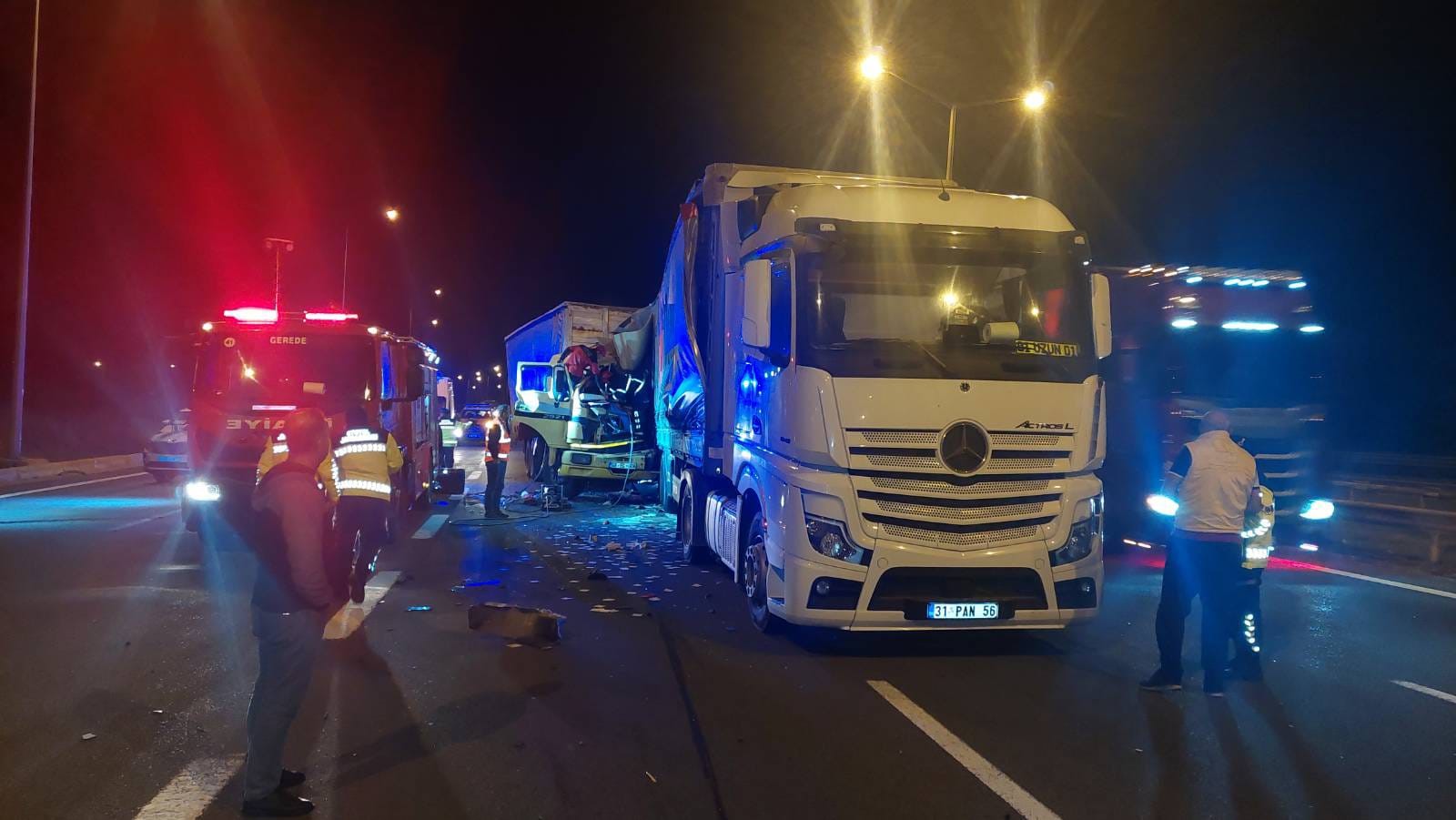 Otoyol Kan Gölüne Döndü Kamyon Sürücüsü Feci Şekilde Can Verdi (3)