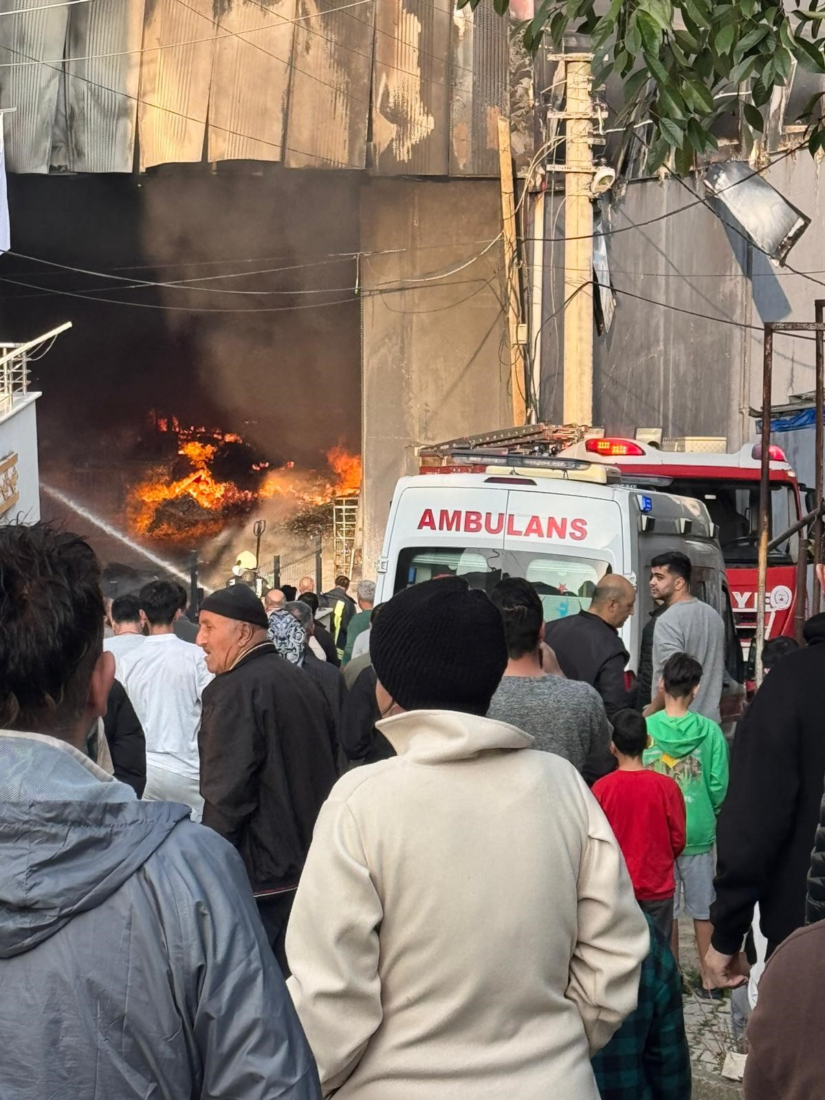 Parfüm Fabrikasında Yangın Facia! İş Yeri Alevlere Teslim Oldu; 6 Ölü, 1 Yaralı (4)