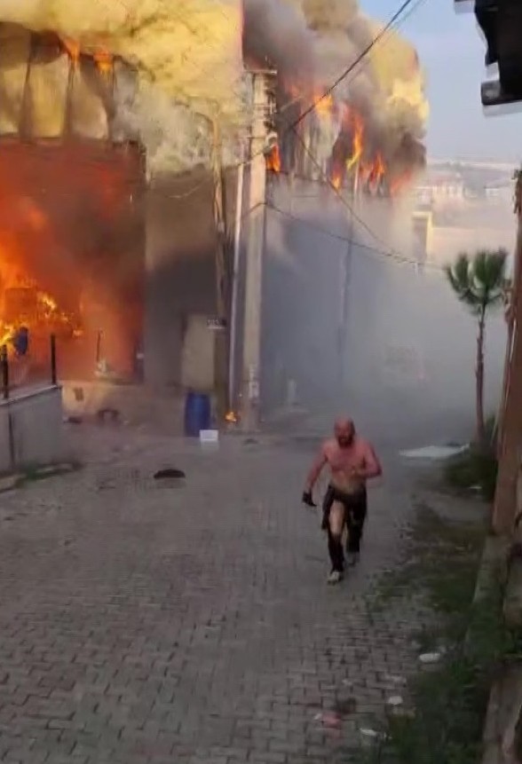 Parfüm Fabrikasında Yangın Facia! İş Yeri Alevlere Teslim Oldu; 6 Ölü, 1 Yaralı (7)