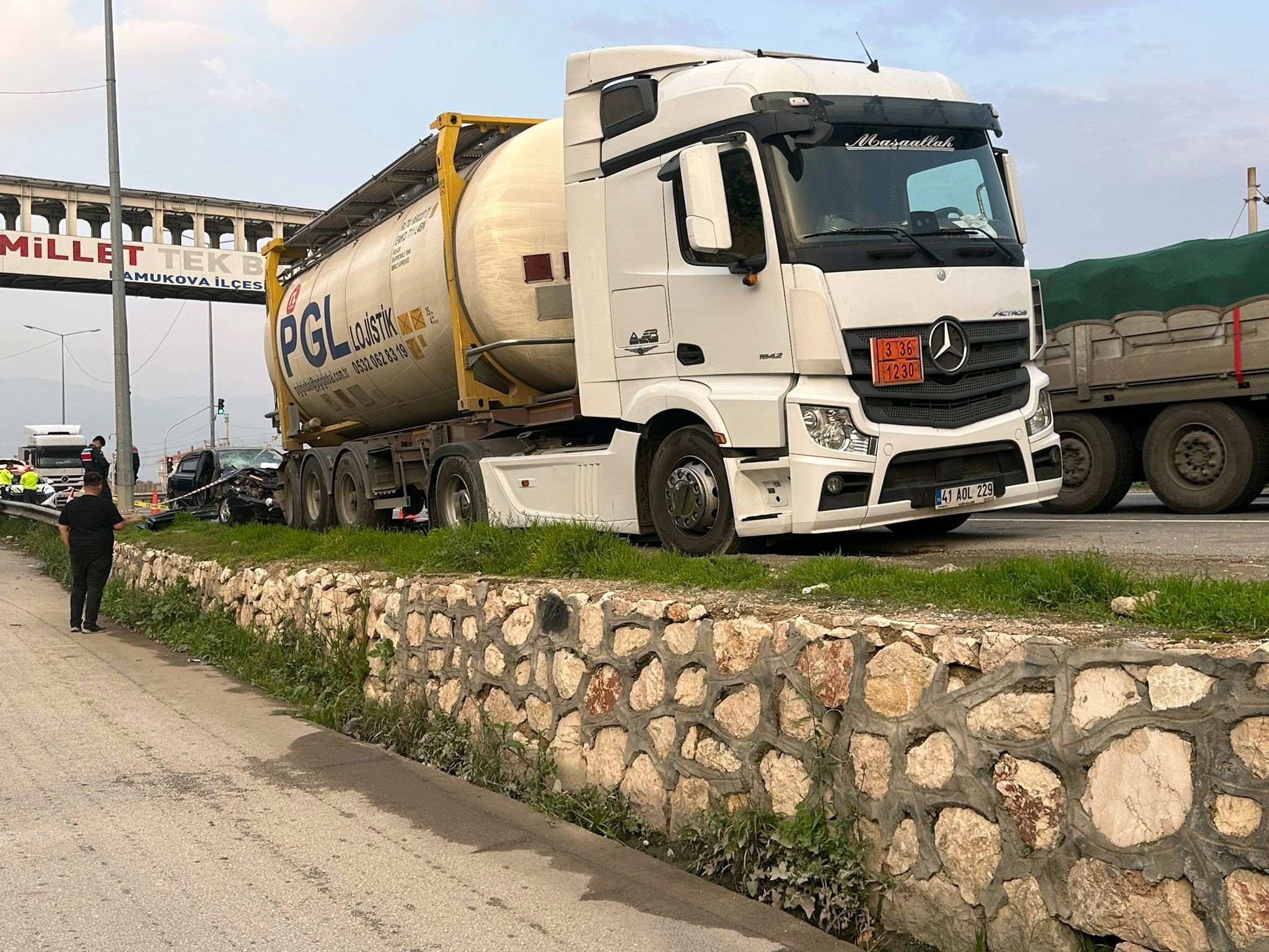 Park Halindeki Tıra Çarpan Otomobil Paramparça Oldu! Araçtaki Kadın Hayatını Kaybetti (2)