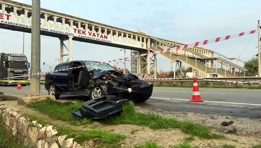 Park Halindeki Tıra Çarpan Otomobil Paramparça Oldu! Araçtaki Kadın Hayatını Kaybetti (3)
