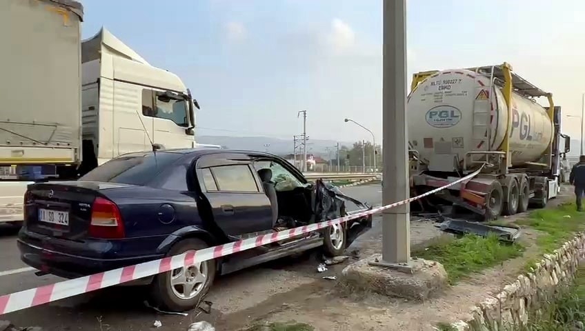 Park Halindeki Tıra Çarpan Otomobil Paramparça Oldu! Araçtaki Kadın Hayatını Kaybetti (4)