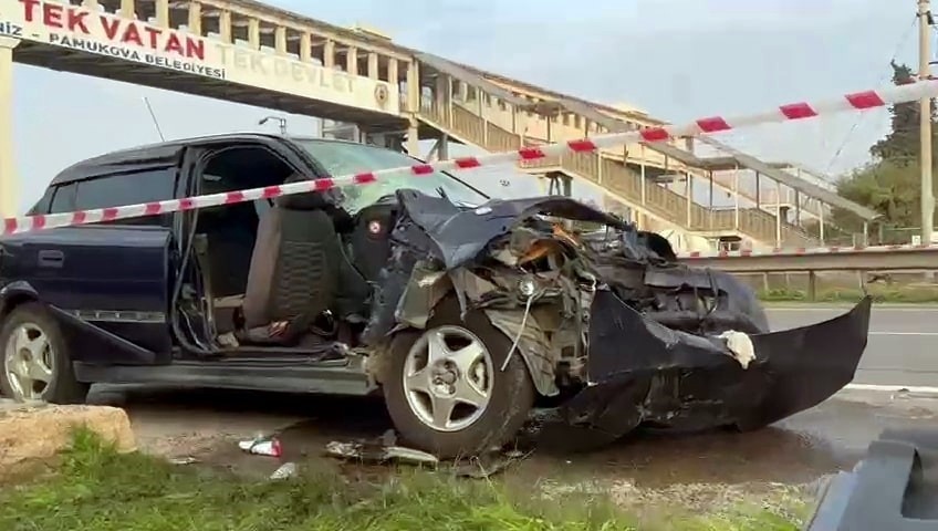 Park Halindeki Tıra Çarpan Otomobil Paramparça Oldu! Araçtaki Kadın Hayatını Kaybetti (5)