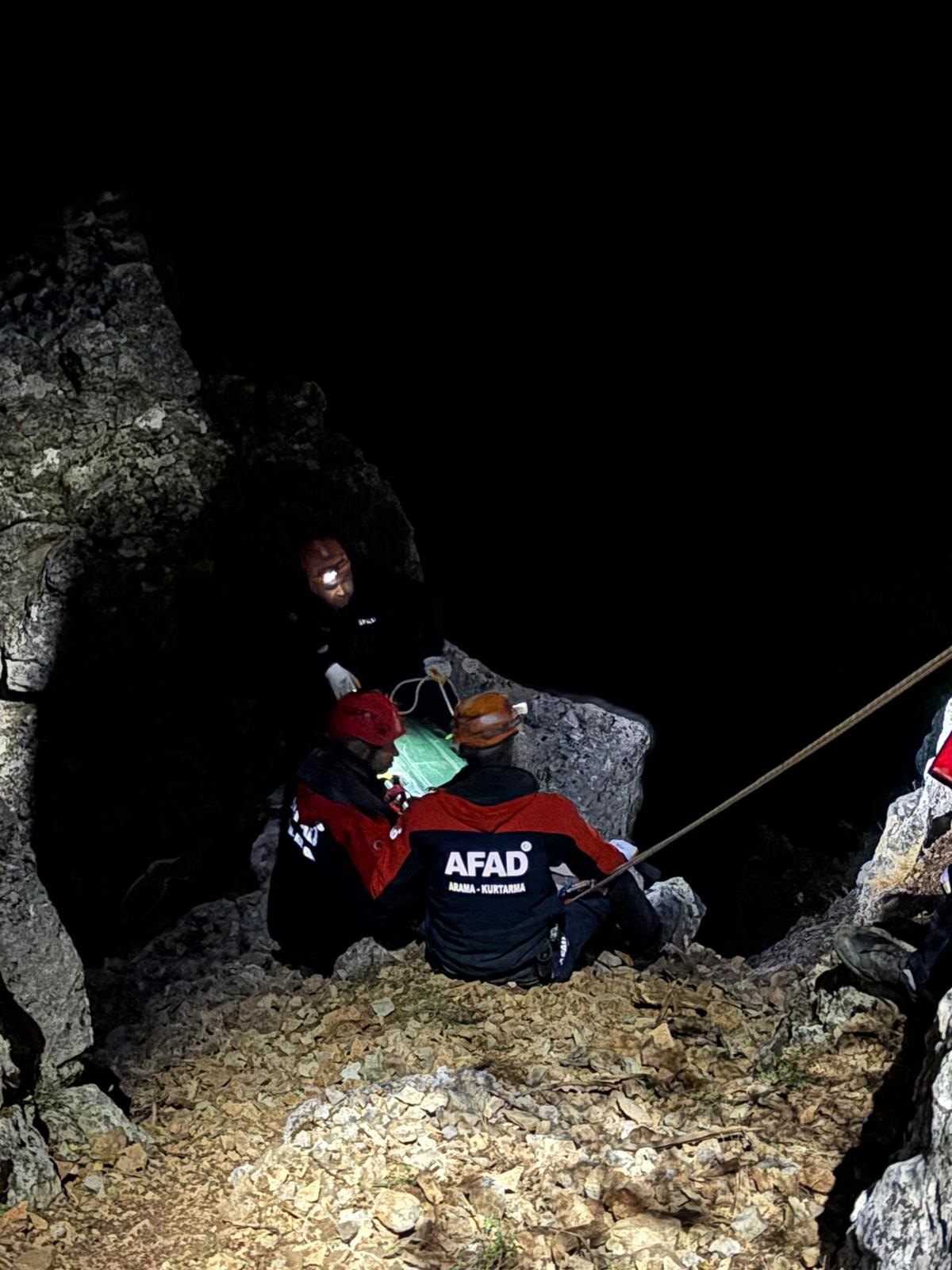 Piknikte Dengesini Kaybedip Kayalıklardan Düştü! Genç Adamın Cansız Bedeni Bulundu (2)