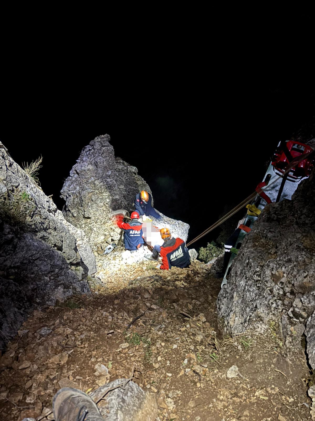 Piknikte Dengesini Kaybedip Kayalıklardan Düştü! Genç Adamın Cansız Bedeni Bulundu (3)