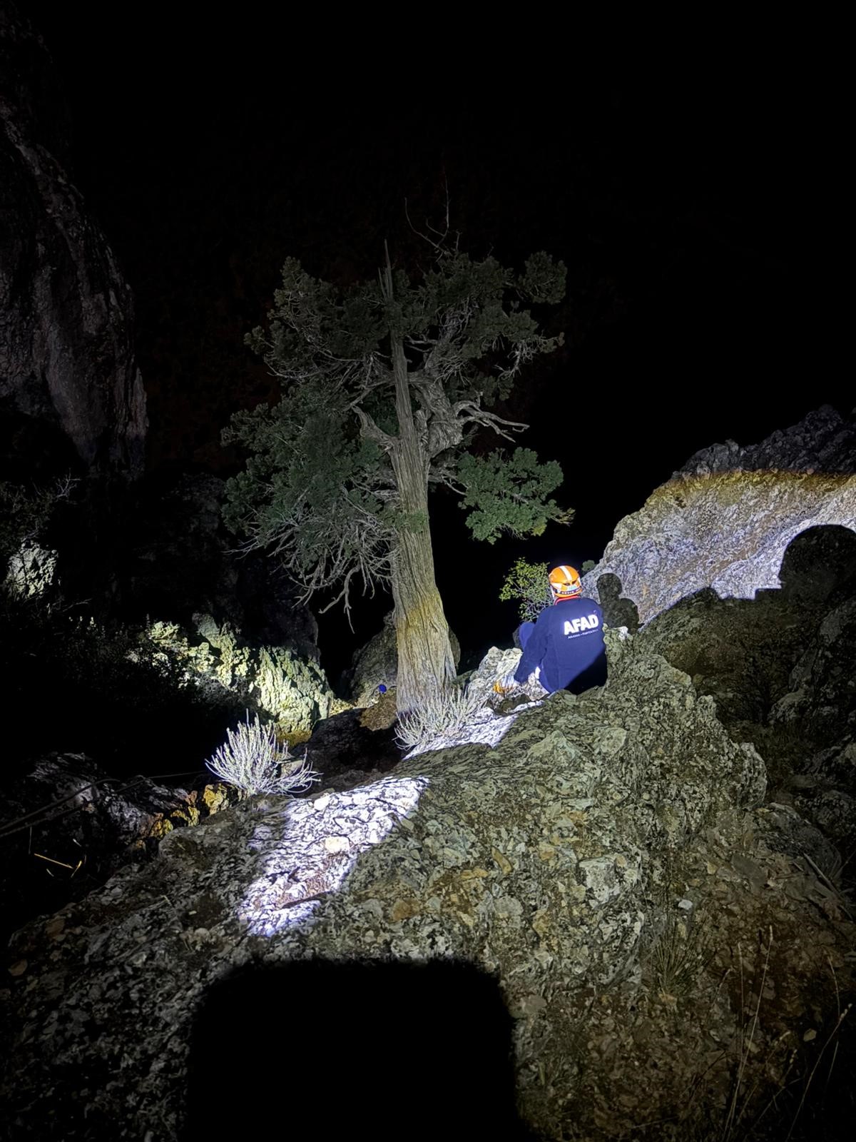 Piknikte Dengesini Kaybedip Kayalıklardan Düştü! Genç Adamın Cansız Bedeni Bulundu (4)