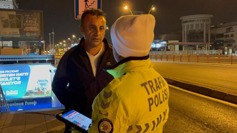 Polis Durdurdu Gercek Ortaya Cikti Ehliyetsiz Surucunun Yardimina Gelen Arkadas Da Ehl (2)