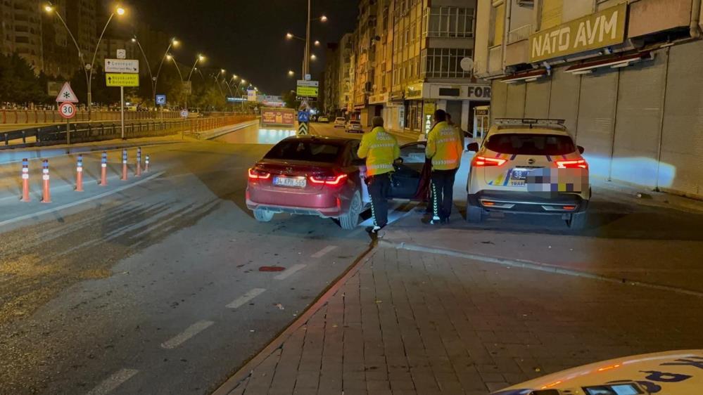 Polis Durdurdu Gercek Ortaya Cikti Ehliyetsiz Surucunun Yardimina Gelen Arkadas Da Ehl (3)