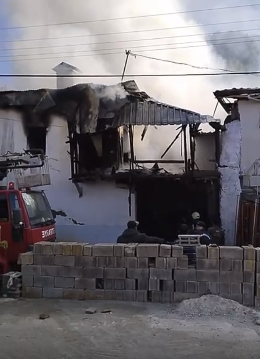 Sabah Saatlerinde Facia Ev Yangininda 88 Ve 94 Yasindaki Cift Yasamini Yitirdi (1)-1