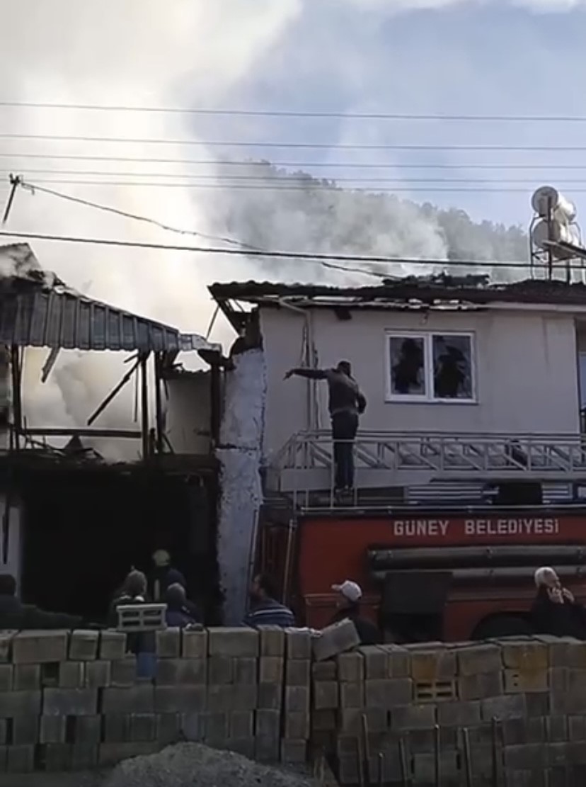 Sabah Saatlerinde Facia Ev Yangininda 88 Ve 94 Yasindaki Cift Yasamini Yitirdi (2)