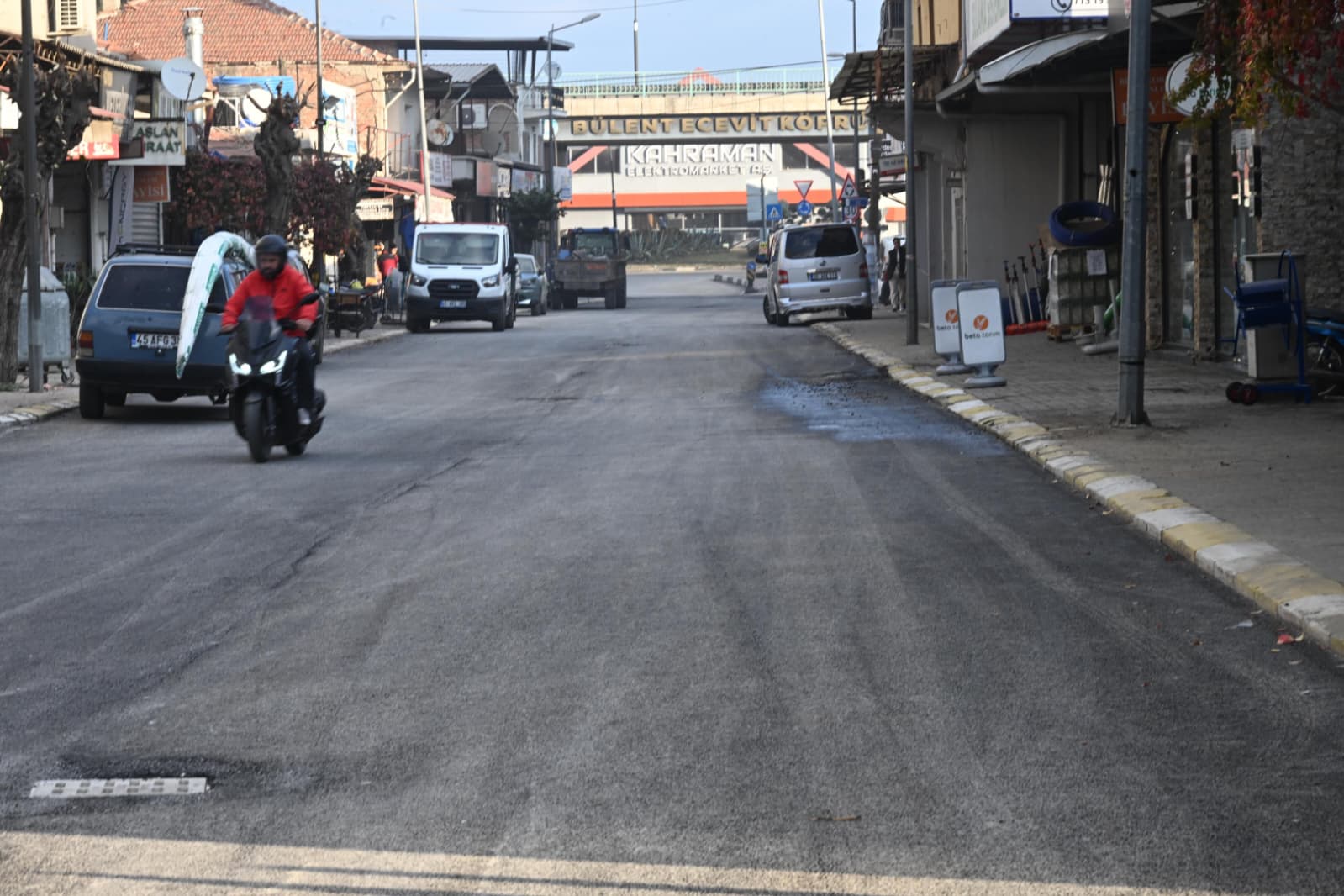 Sali̇hli̇’de “Halka Hi̇zmet Dönemi̇” Vurgusu Garaj Caddesi̇’nde Asfalt Tamamlandi, Kavşak Çalişmasi Başladi (3)