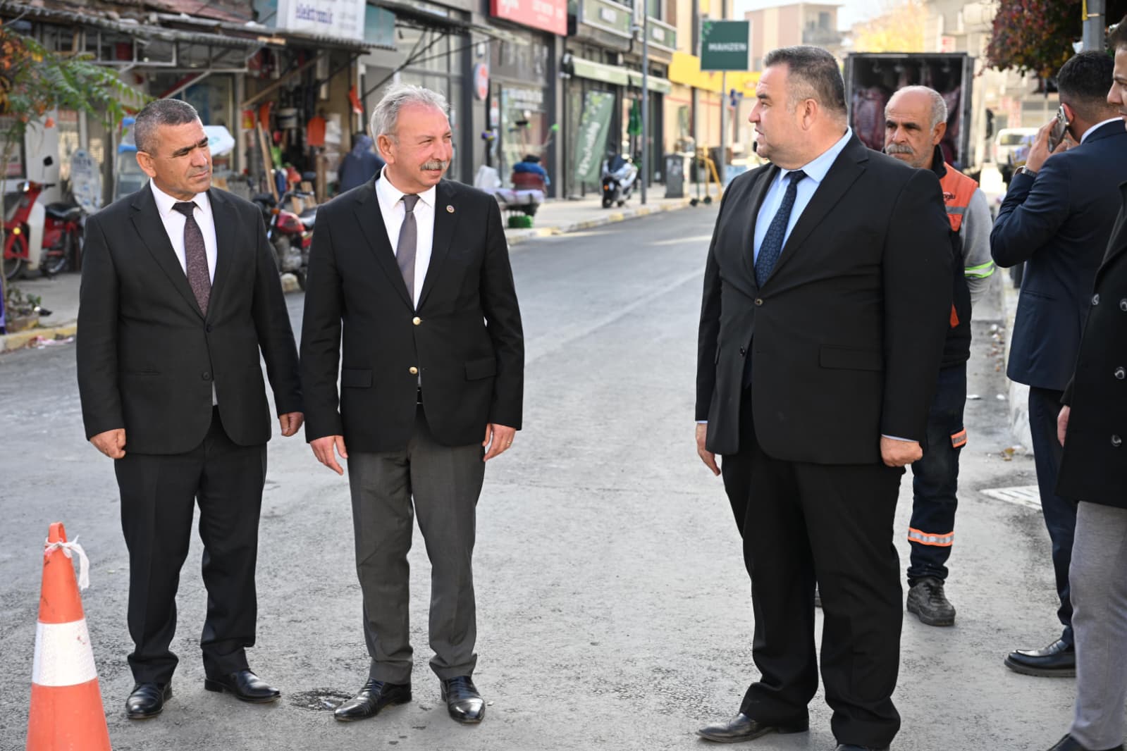 Sali̇hli̇’de “Halka Hi̇zmet Dönemi̇” Vurgusu Garaj Caddesi̇’nde Asfalt Tamamlandi, Kavşak Çalişmasi Başladi (7)