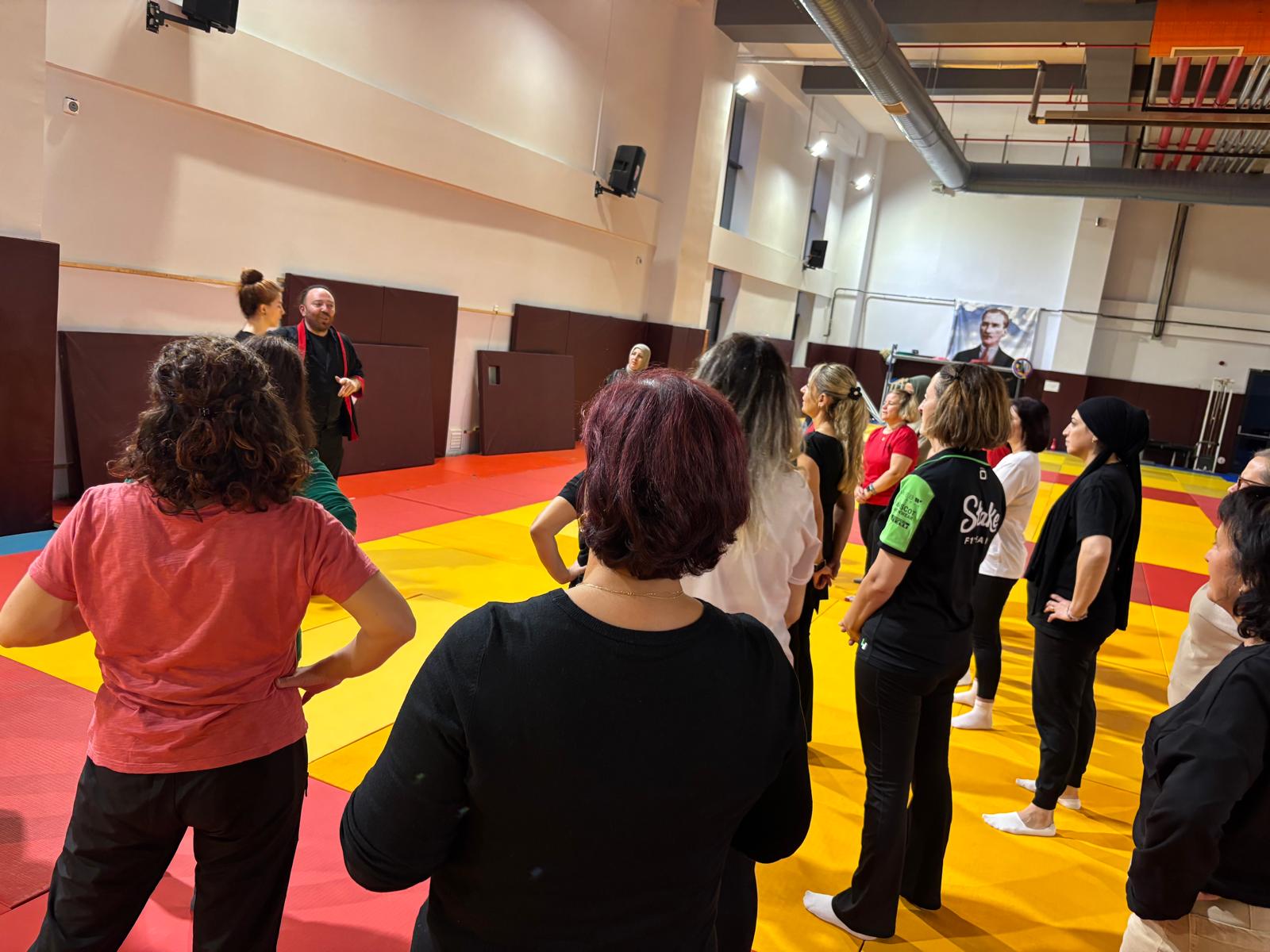 Salihli’de Kadınlara Ücretsiz Öz Savunma Eğitimi Verildi (11)