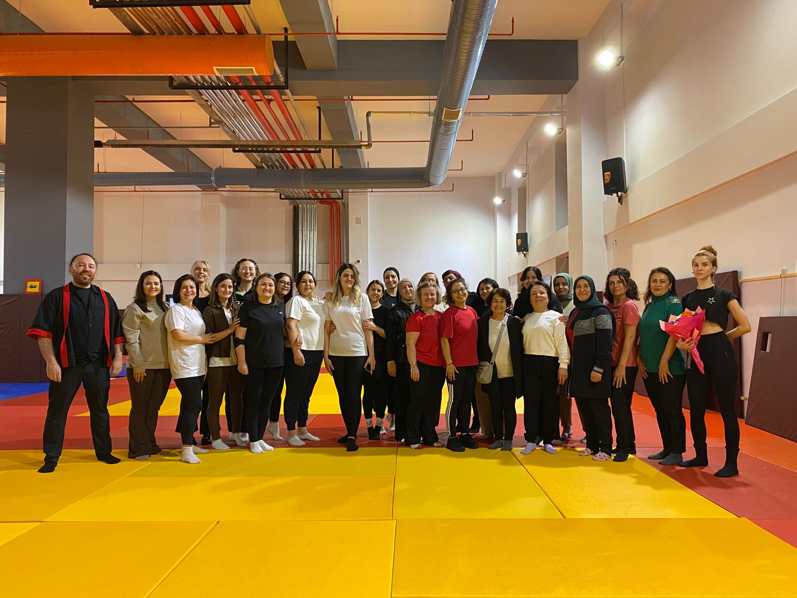 Salihli’de Kadınlara Ücretsiz Öz Savunma Eğitimi Verildi (2)