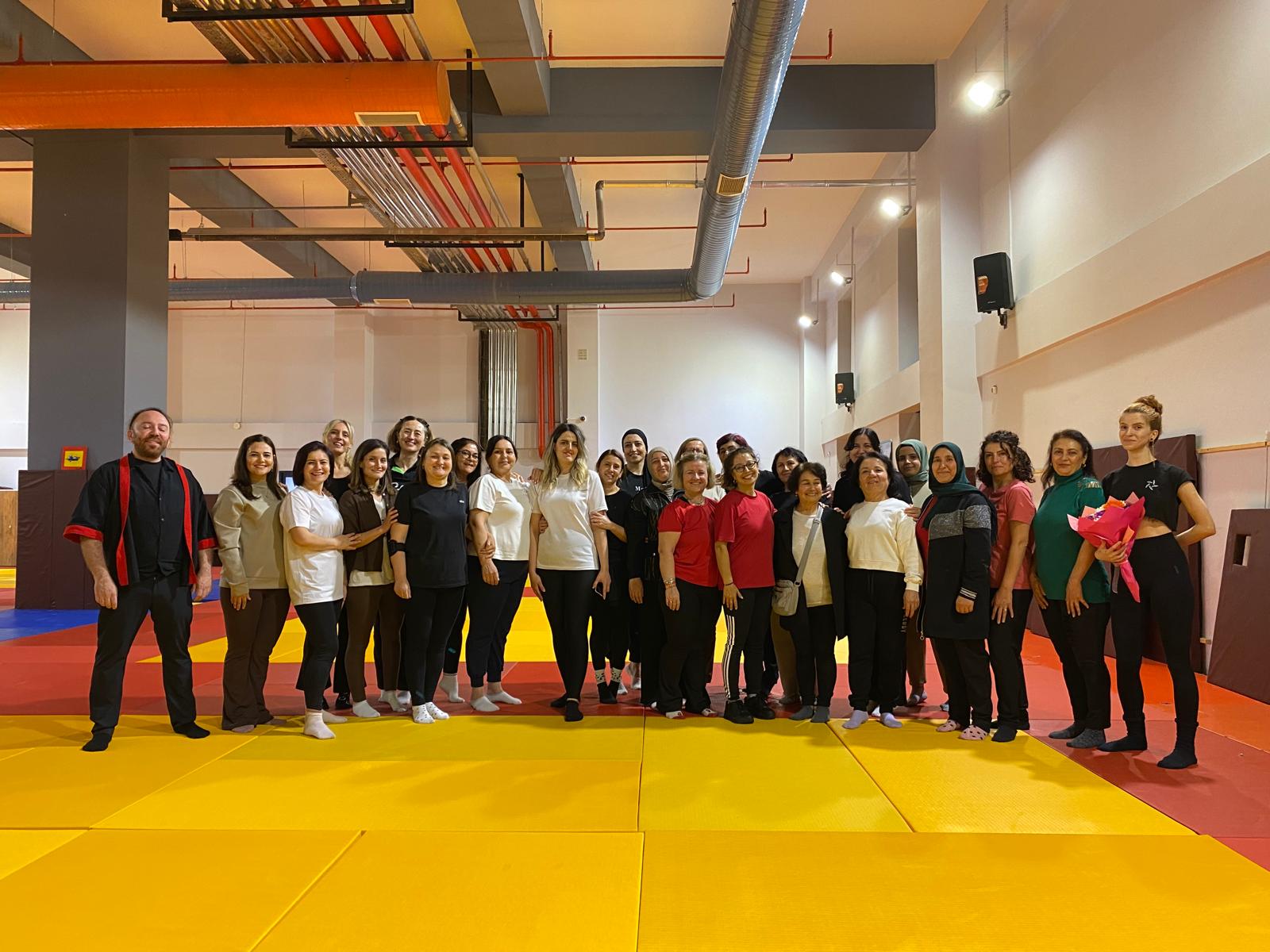 Salihli’de Kadınlara Ücretsiz Öz Savunma Eğitimi Verildi (3)