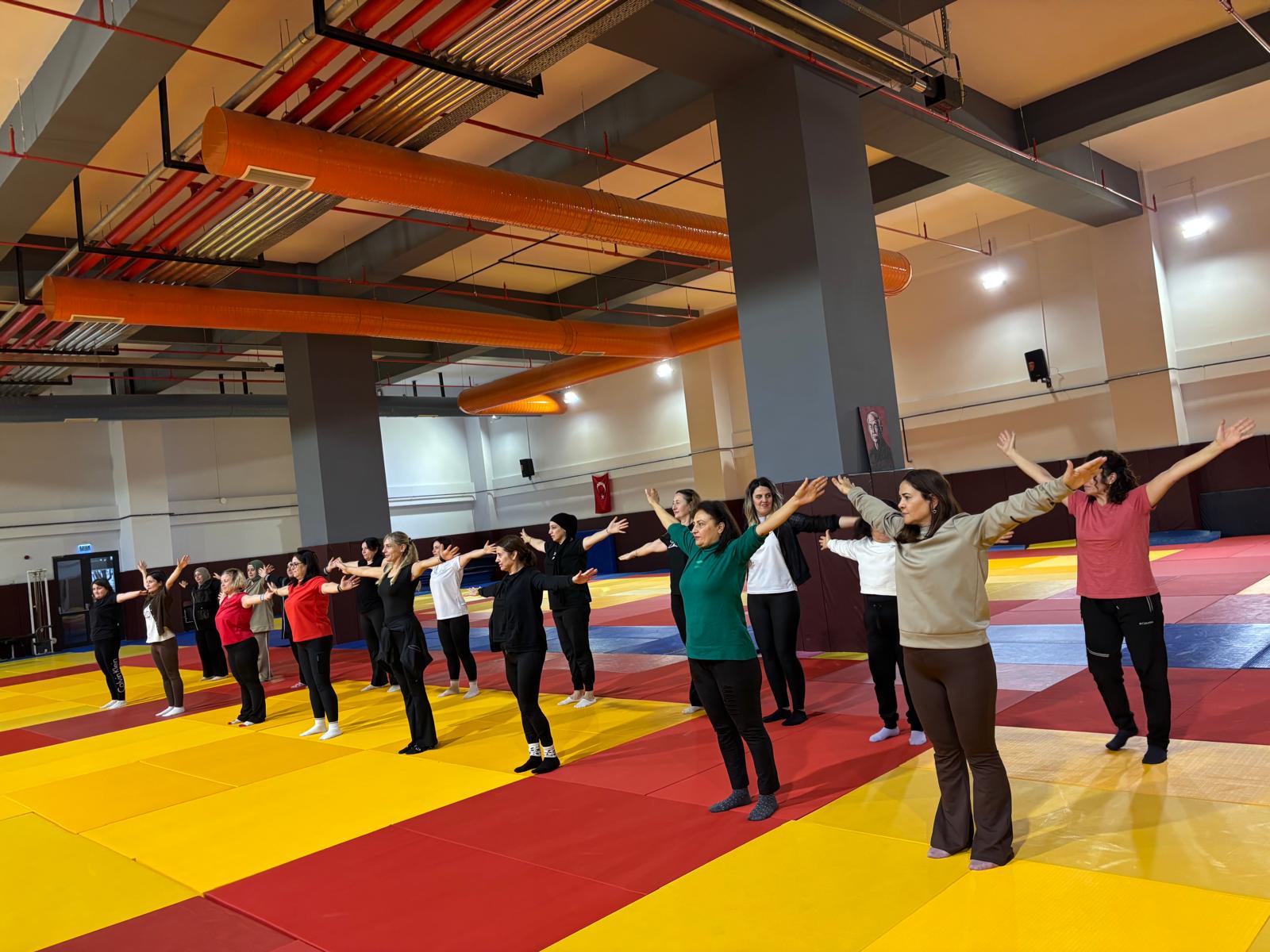 Salihli’de Kadınlara Ücretsiz Öz Savunma Eğitimi Verildi (5)