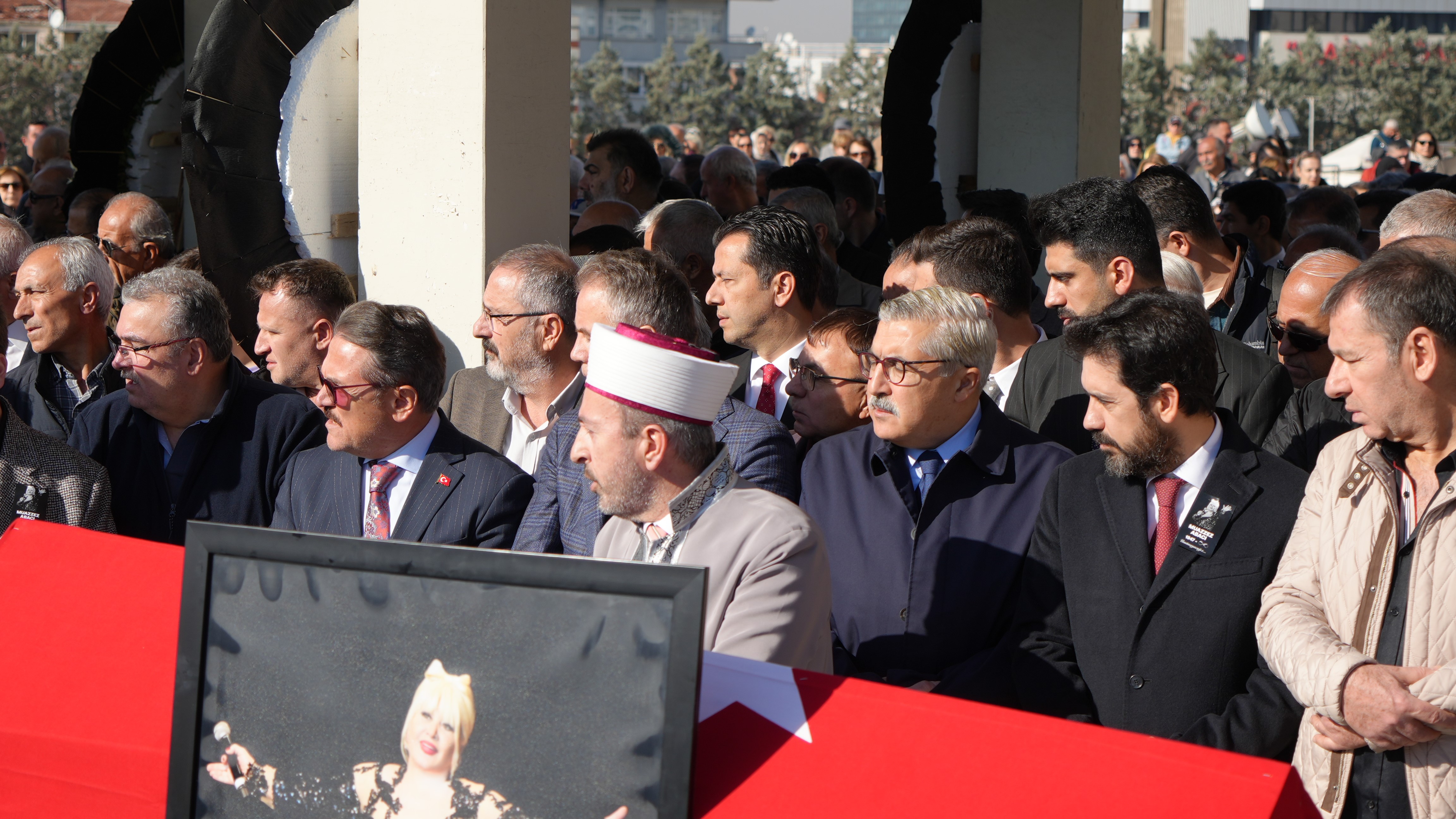 Sanat Dünyasının Acı Kaybı Muazzez Abacı Son Yolculuğuna Uğurlandı (3)