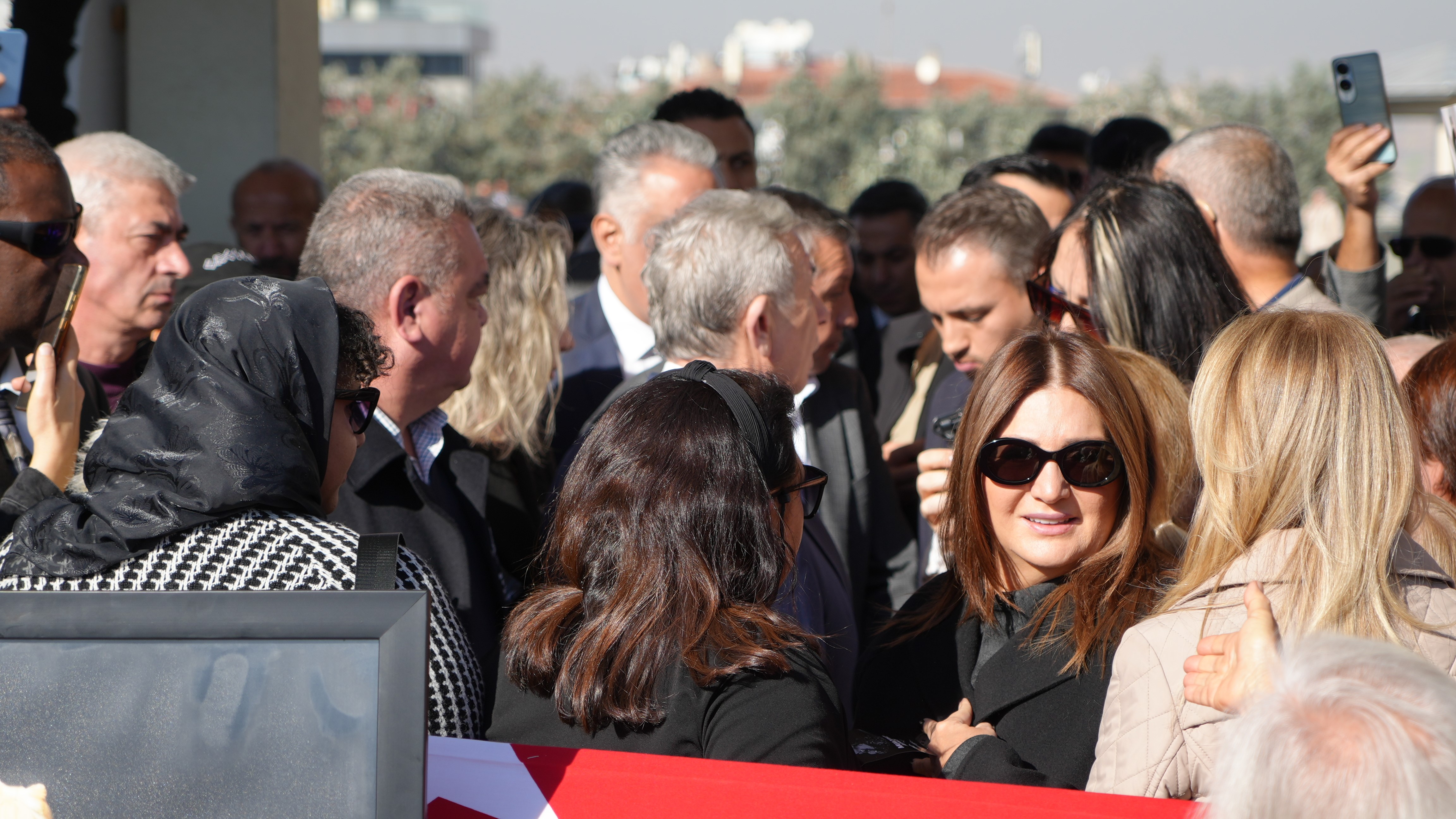 Sanat Dünyasının Acı Kaybı Muazzez Abacı Son Yolculuğuna Uğurlandı (4)